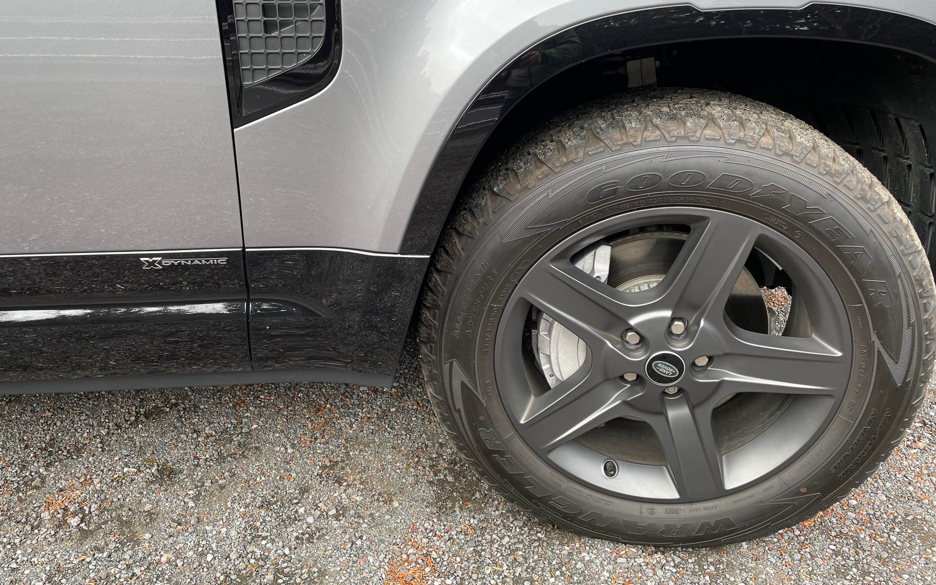 ディフェンダーの大型ブレーキです