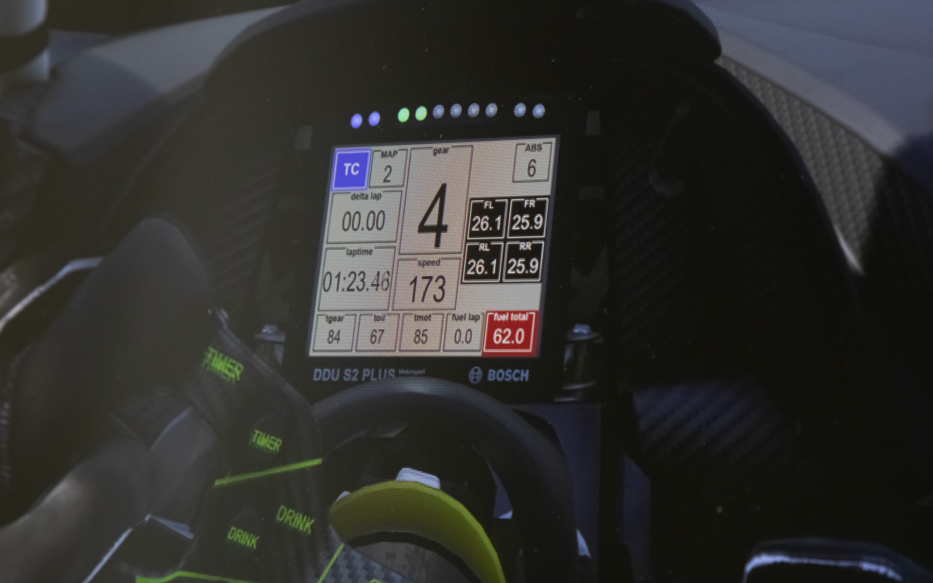 これは実在のボッシュ製モータースポーツディスプレイ。表示はリアルタイムで変化。慣れてくれば画面の情報でなく、ここの情報を見てドライブできるようになる