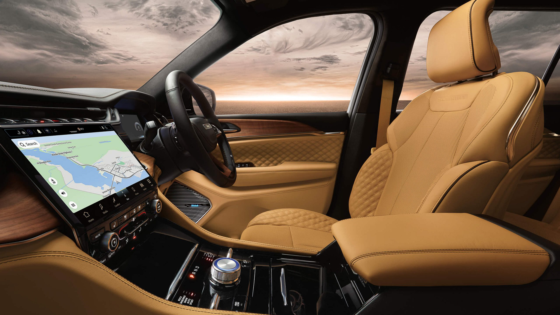 インストルメントパネルは水平基調で横方向の広がりを強調するとともに、厳選された上質なマテリアルを重ね合わせたレイヤー状レイアウトにより上質感を演出。オートマチックのコントローラーにはジープ初となるロータリーシフトを採用