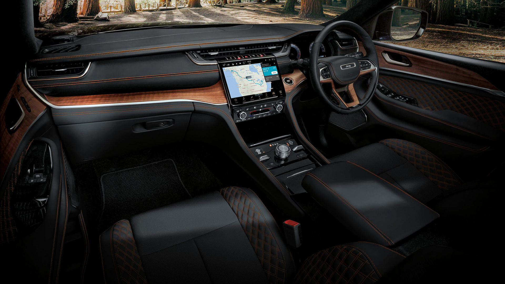 インストルメントパネルは水平基調で横方向の広がりを強調するとともに、厳選された上質なマテリアルを重ね合わせたレイヤー状レイアウトにより上質感を演出。オートマチックのコントローラーにはジープ初となるロータリーシフトを採用