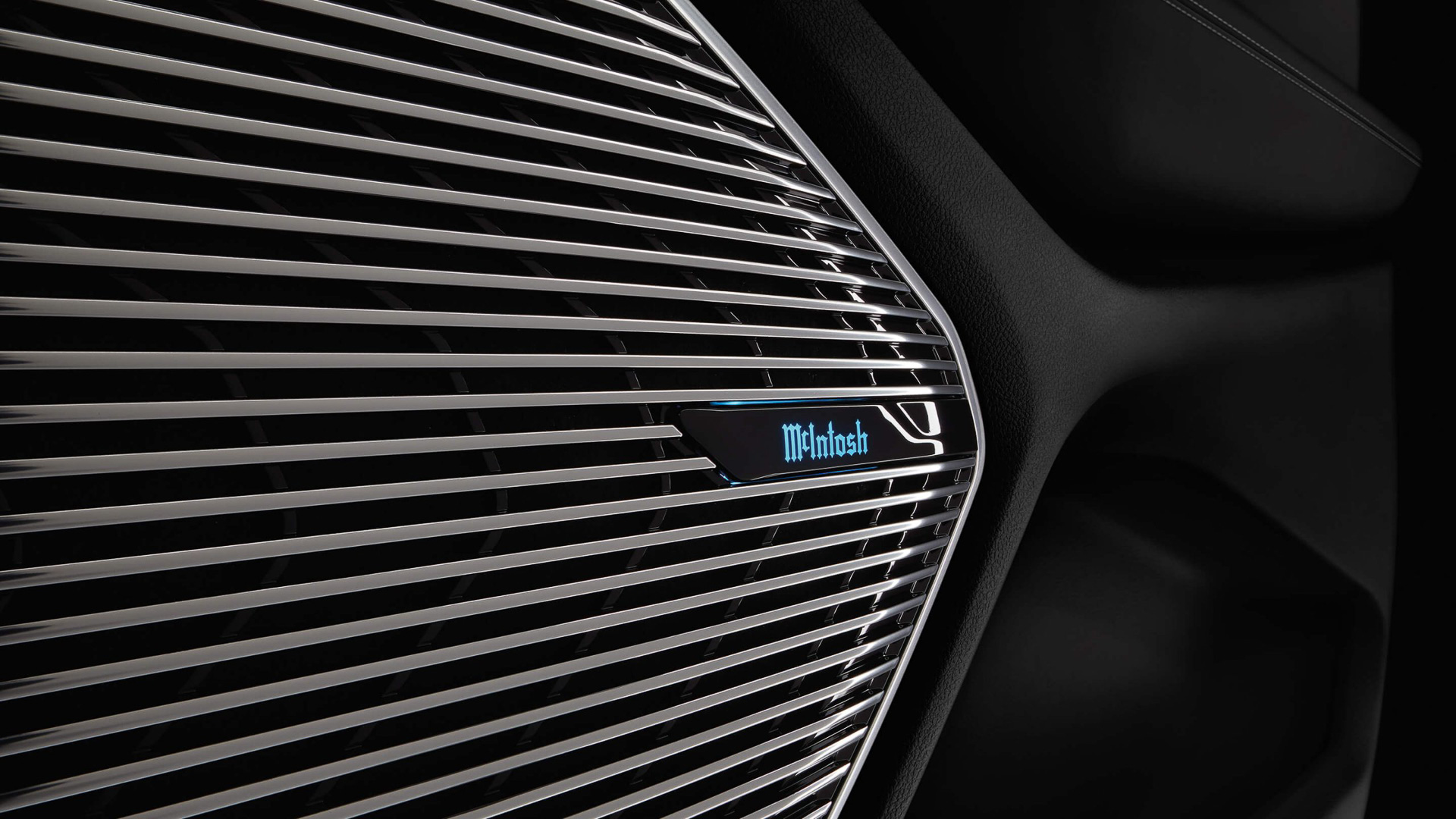 インストルメントパネルは水平基調で横方向の広がりを強調するとともに、厳選された上質なマテリアルを重ね合わせたレイヤー状レイアウトにより上質感を演出。オートマチックのコントローラーにはジープ初となるロータリーシフトを採用