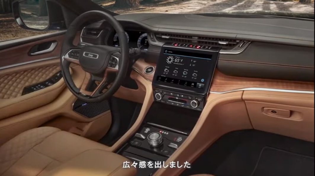 インパネのデザインで広々感を演出している