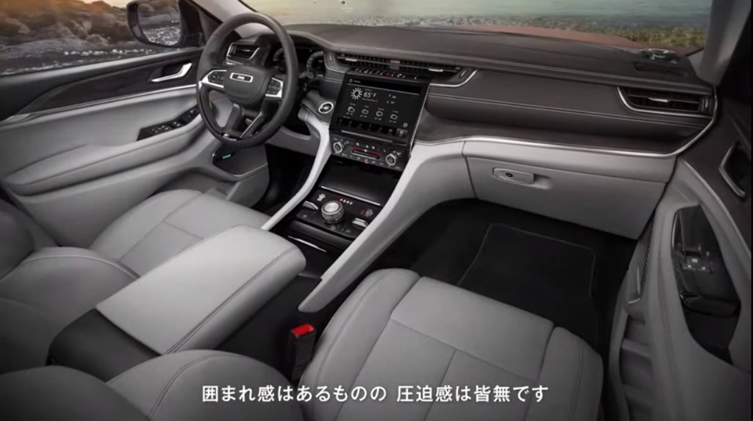 センターコンソールの形状で独特の空間を演出する