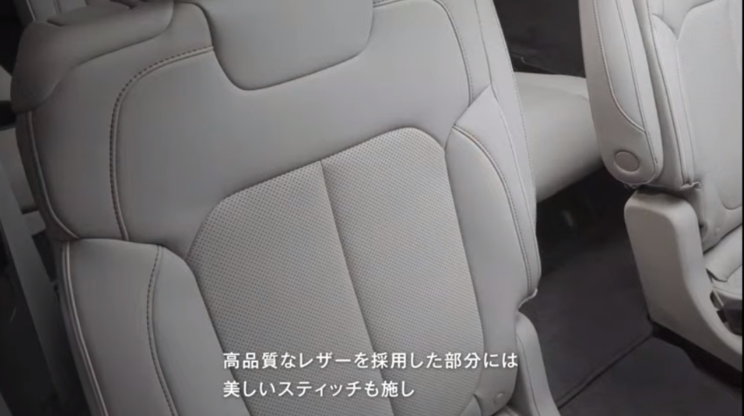 クラフトマンシップを感じさせる高品質なレザーや天然木のウッドパネルを採用