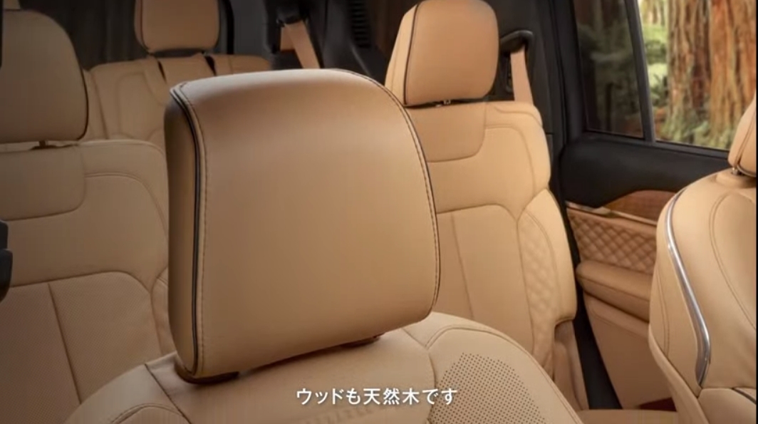 クラフトマンシップを感じさせる高品質なレザーや天然木のウッドパネルを採用