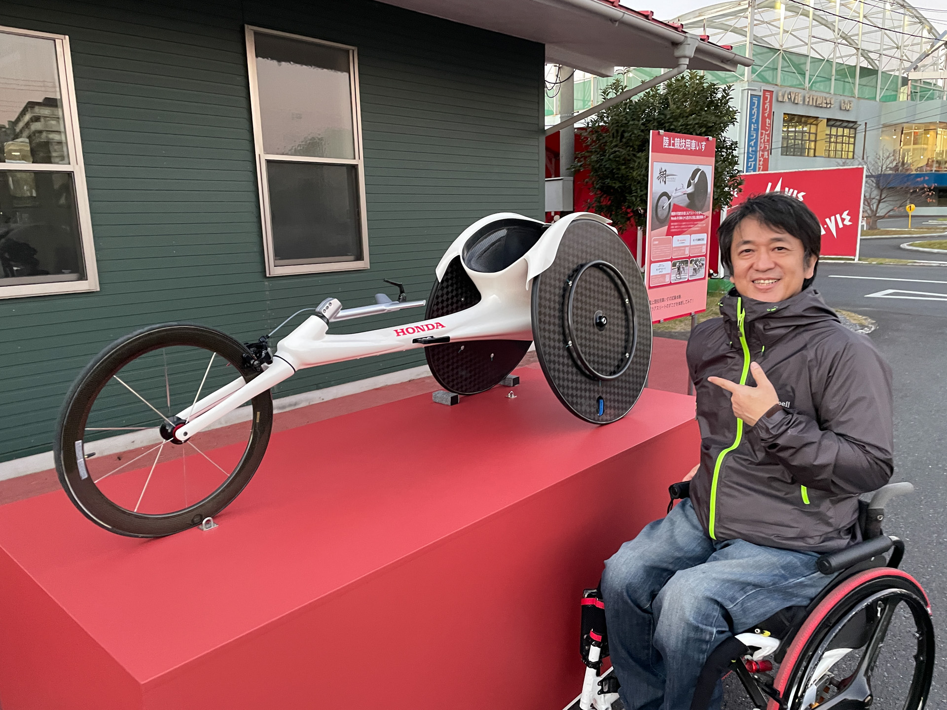 フルカーボンモノコックフレーム採用の陸上競技用車いす「翔(KAKERU)」