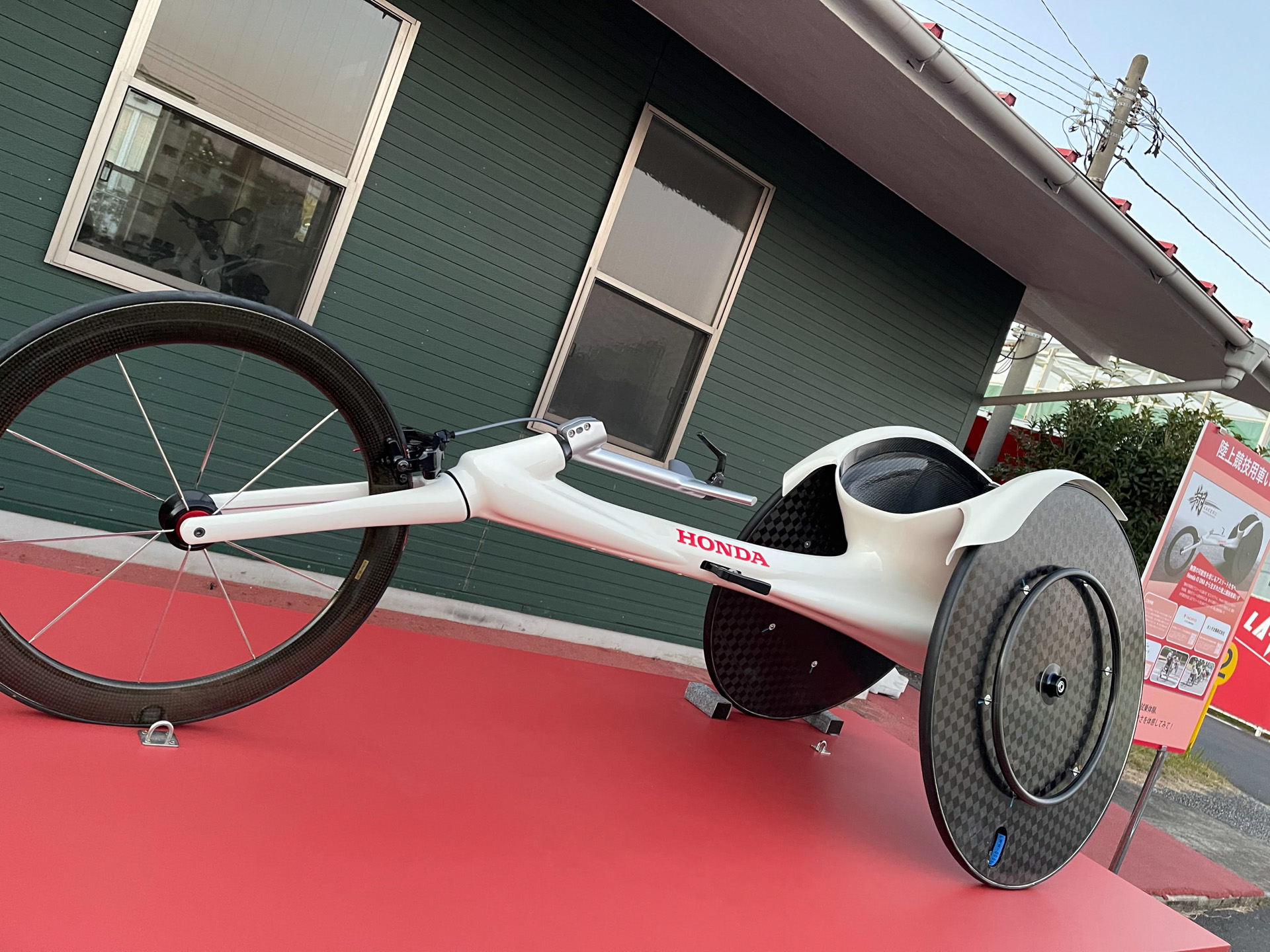 その外見やカーボンモノコックフレームがホンダF1をイメージさせる！　そして価格は驚きの約300万円！