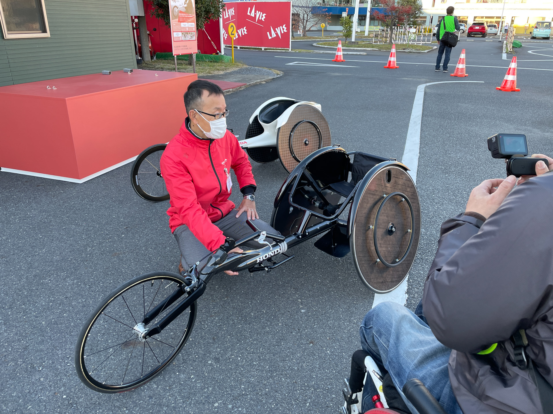 試乗車の「挑（IDOMI）」のシートは、足がシートの前方に出るので乗りやすいUフレームモデル