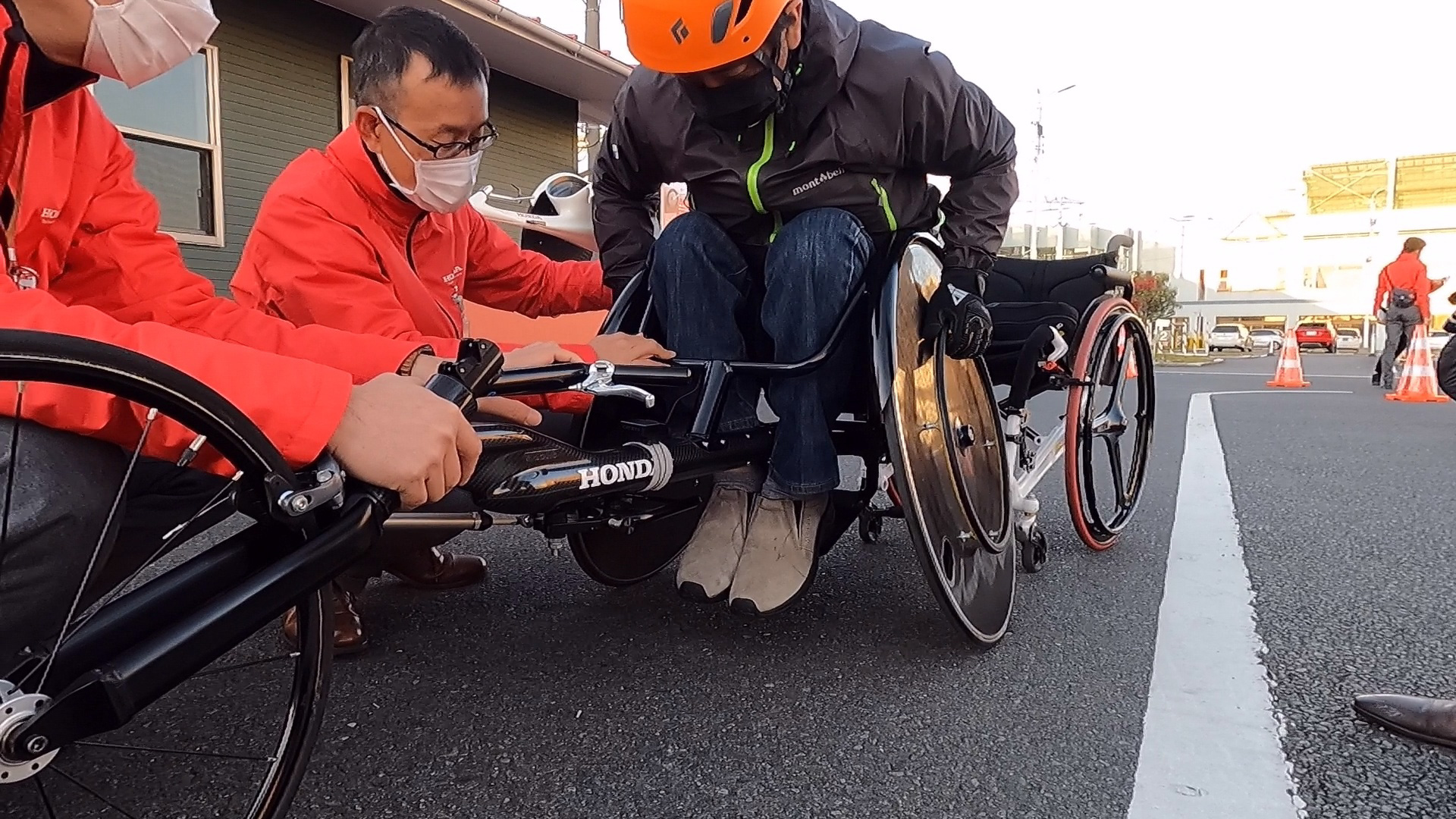 頭をグッと下げ胸を膝に当てるように収めると、低い目線と相まって「ワイはレーシングマシンや！」みたいな感じに。これまでも展示会などで陸上競技用車いすに乗ったコトはあったのですが、ここまでレーシーなポジションは初めて。