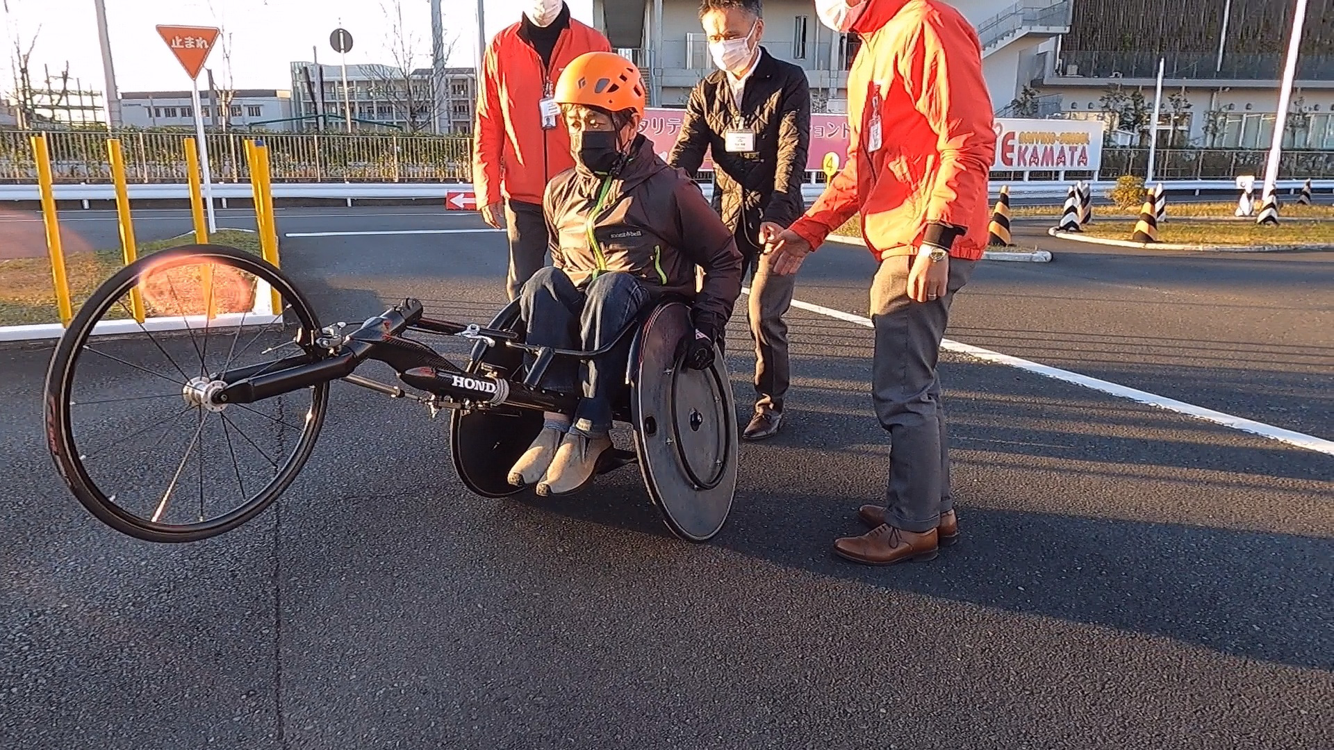 フロントを上げて旋回しようと試みた際に、フロント部の軽さに驚愕！　もう少しで後ろにバク転するところでした（笑）