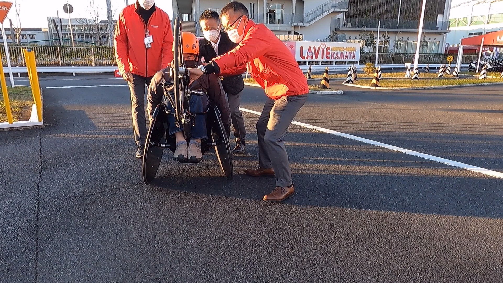 フロントを上げて旋回しようと試みた際に、フロント部の軽さに驚愕！　もう少しで後ろにバク転するところでした（笑）