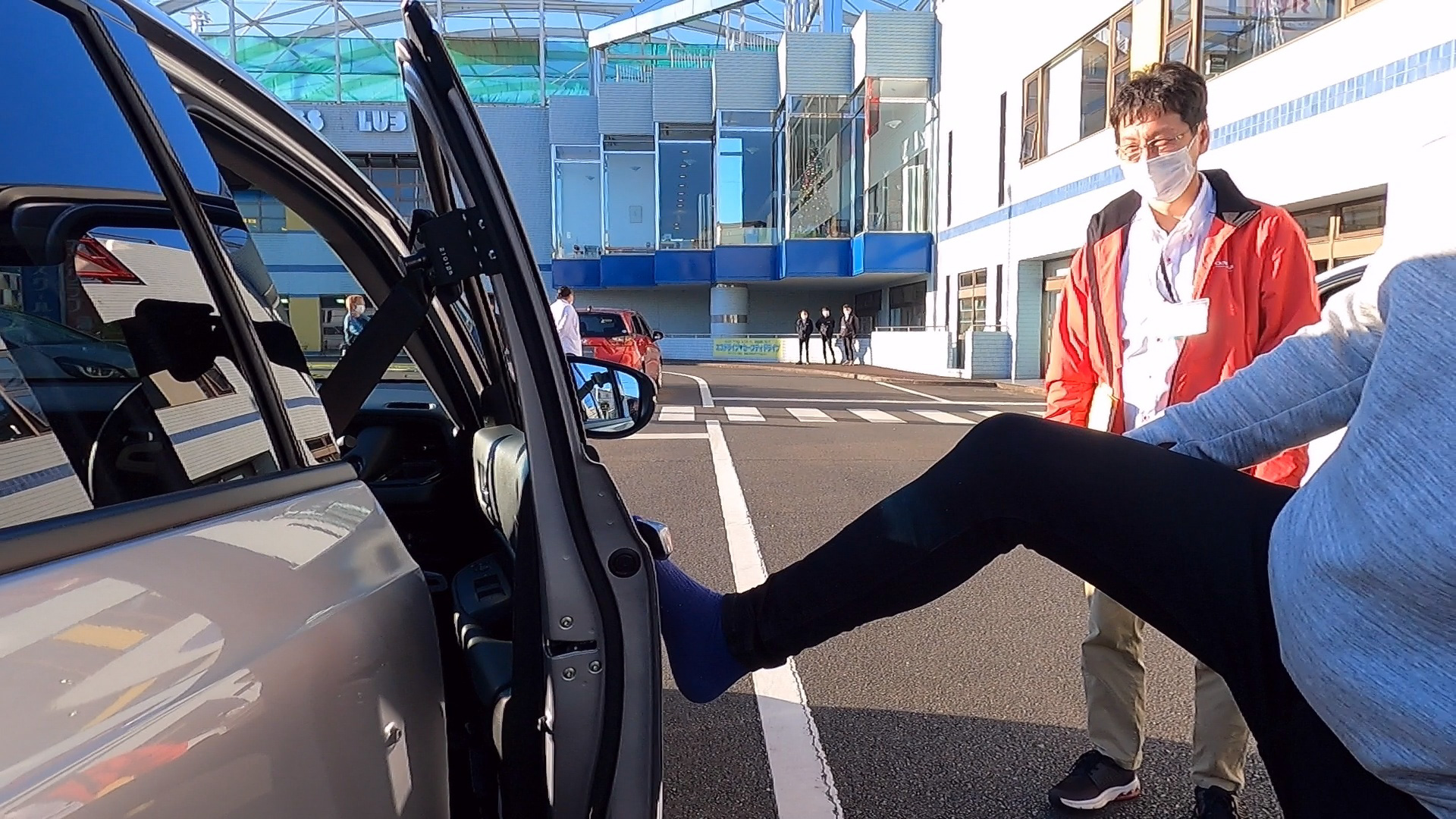 靴を履いたままではドアノブの下に足が入らないので、靴を脱ぐ必要がある