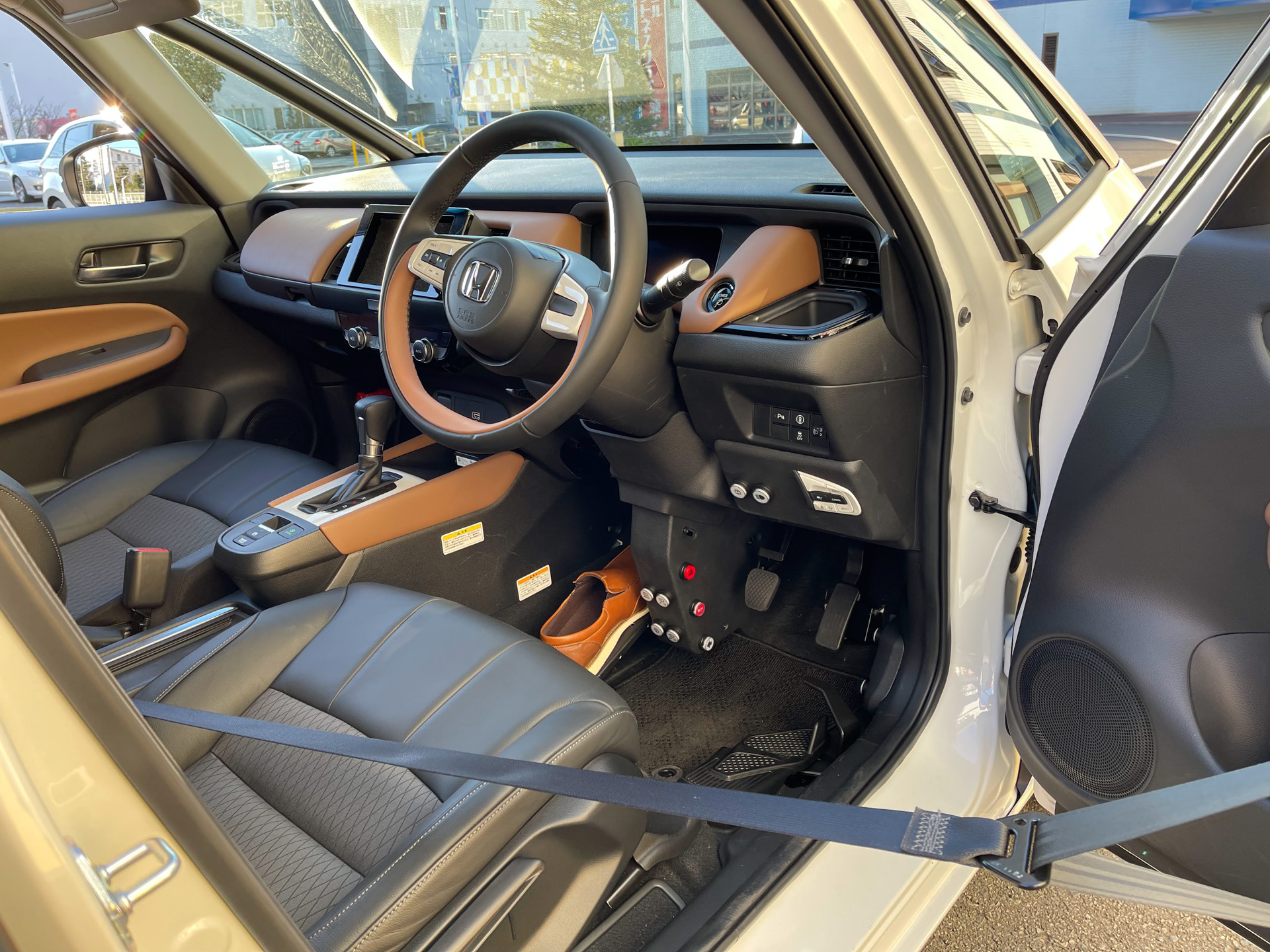 席に座りドアを閉めることでシートベルトが装着される「パッシブシートベルト」