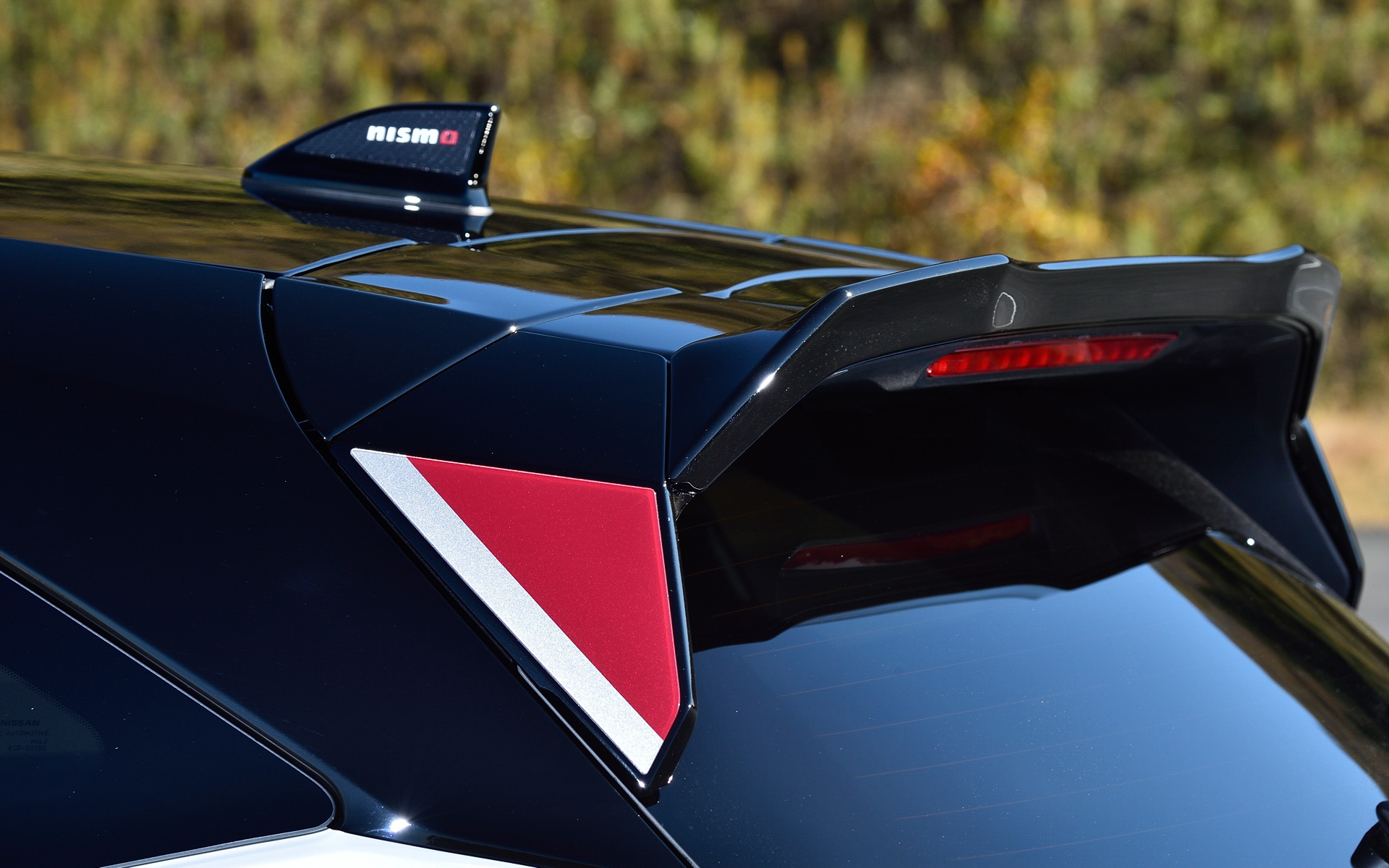 アンテナ部にカーボン柄、リアウィングサイドにレッド＆シルバーのコンビネーションを配してリアまわりの印象を引き締める「アンテナ＆ウィングサイドガーニッシュセット」（2万4200円）