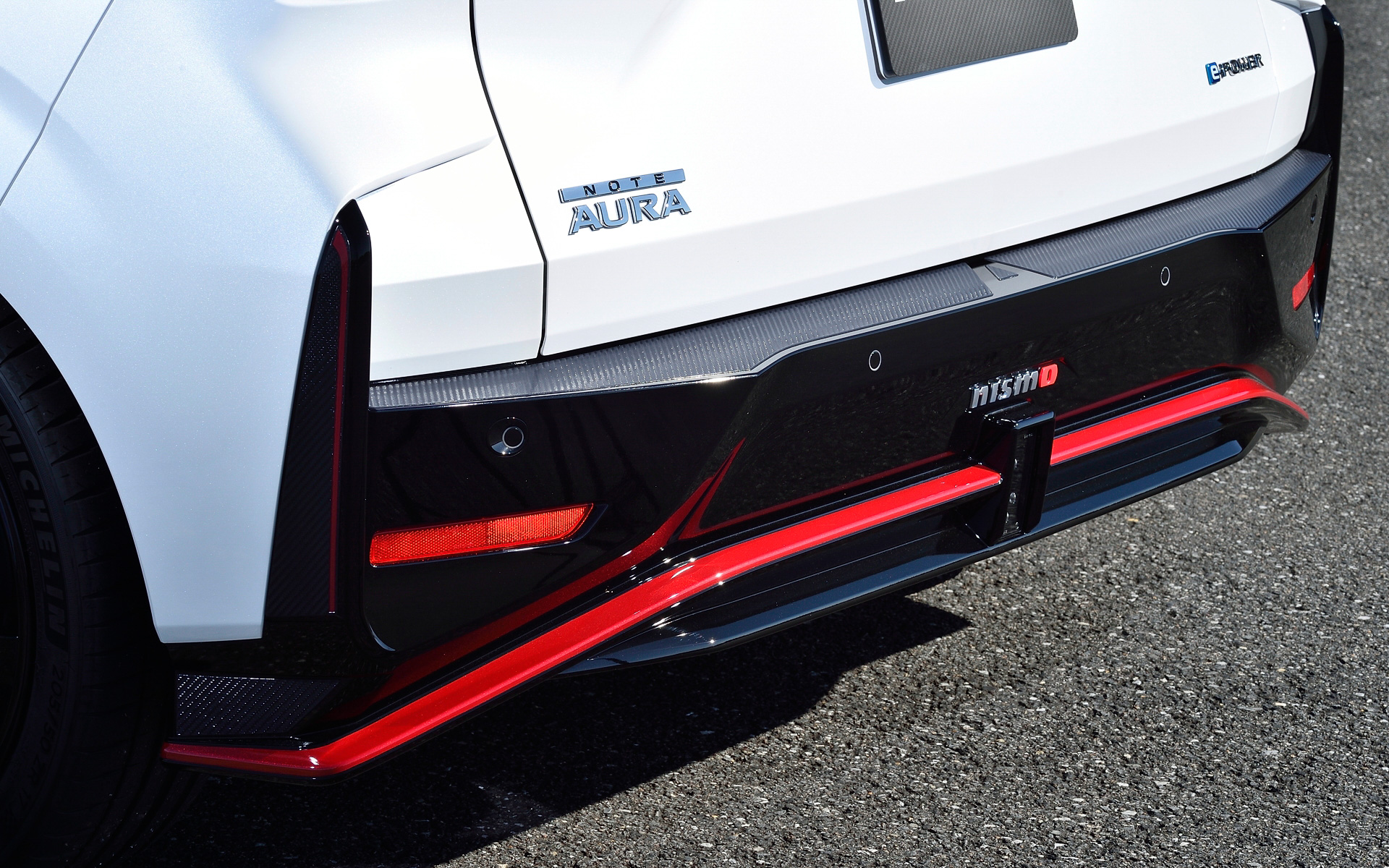 カーボン柄とレッド＆シルバーのコンビネーションでサイドロア部の印象を引き締める「サイドロアガーニッシュセット」はフロント、サイド、リアの左右8枚セットで3万800円