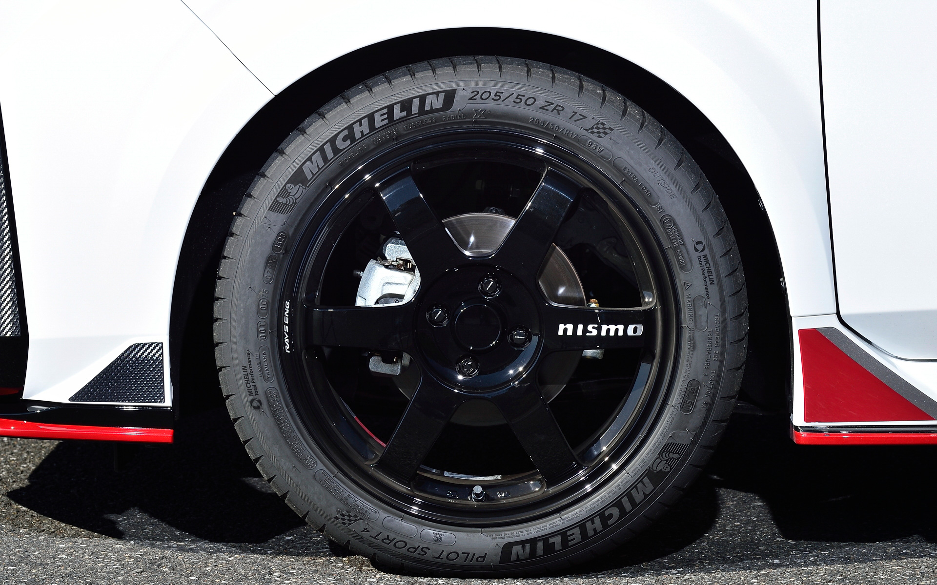 17インチのLMGT4Sアルミロードホイール（鍛造）は適合確認中のもの。タイヤはミシュラン「パイロット スポーツ 4S」（205/50ZR17）をセット