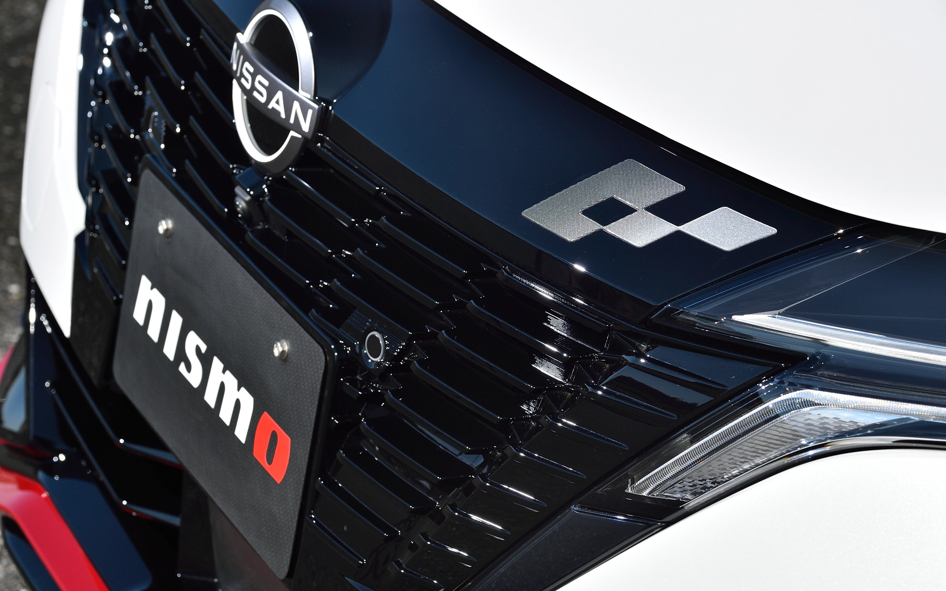 チェッカー柄のグラデーションが特徴的な「フロントグリルガーニッシュ」（8800円）