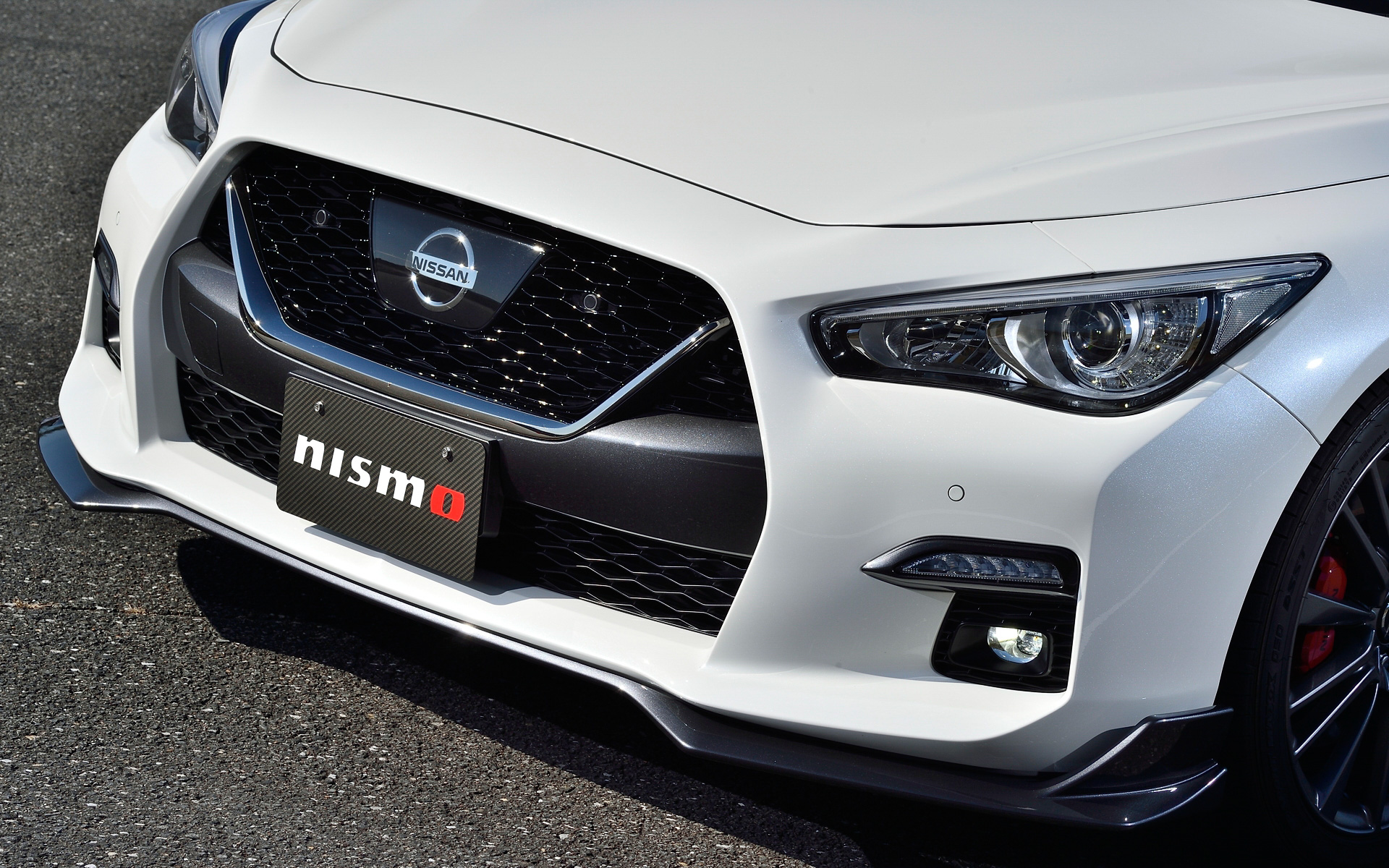 NISMOがワークスチューニンググループ試乗会に持ち込んだ「スカイライン 400R」。ブースト圧と点火時期のチューニングを行なうことによりエンジン出力特性が向上し、全回転域で伸びのよいリニアな加速感を実現する「NISMOスポーツリセッティング TYPE-2」（14万3000円［価格には事前点検、納車前点検、作業工賃を含む］）をはじめ、素材に高純度チタン合金を使用し、純正マフラーの21.4kgに対して10.8kgと約50％の軽量化を実現した「スポーツチタンマフラー」（43万7800円）、Cd値はそのままにフロントダウンフォースを大幅に向上させたという「フロントアンダースポイラー」（16万9400円）を装備