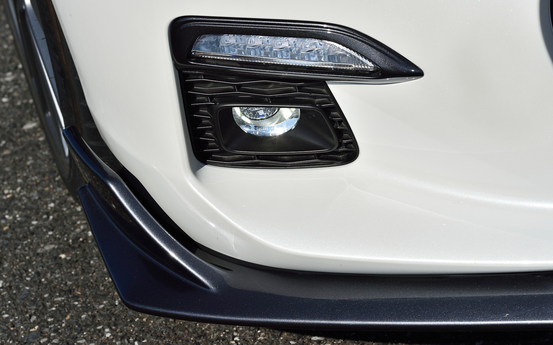 NISMOがワークスチューニンググループ試乗会に持ち込んだ「スカイライン 400R」。ブースト圧と点火時期のチューニングを行なうことによりエンジン出力特性が向上し、全回転域で伸びのよいリニアな加速感を実現する「NISMOスポーツリセッティング TYPE-2」（14万3000円［価格には事前点検、納車前点検、作業工賃を含む］）をはじめ、素材に高純度チタン合金を使用し、純正マフラーの21.4kgに対して10.8kgと約50％の軽量化を実現した「スポーツチタンマフラー」（43万7800円）、Cd値はそのままにフロントダウンフォースを大幅に向上させたという「フロントアンダースポイラー」（16万9400円）を装備