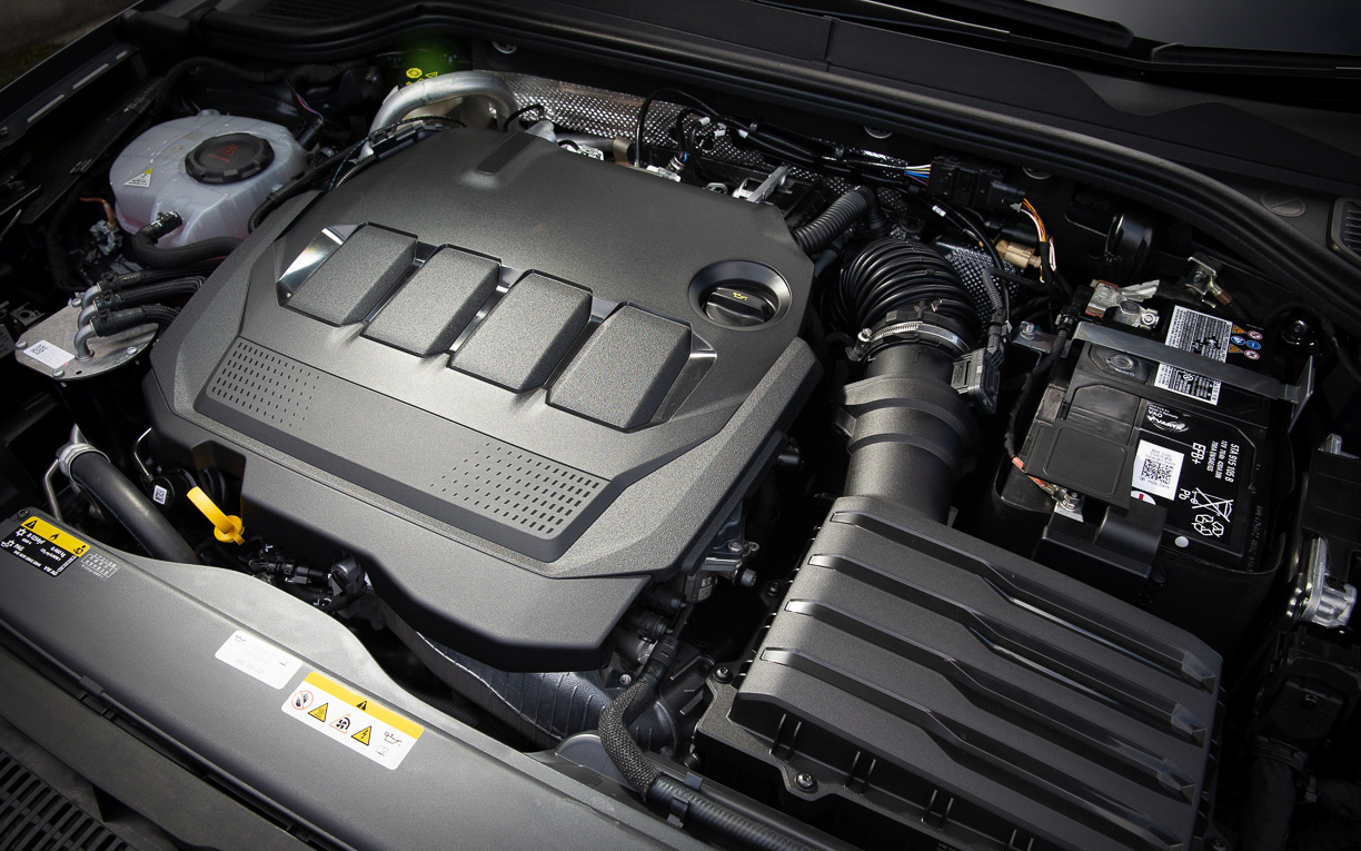 最高出力は110kW（150PS）/3000-4200rpm、最大トルクは360Nm（36.7kgfm）/1600-2750rpmを発生する直列4気筒DOHC 2.0リッターディーゼルターボエンジン。WLTCモード燃費は20.0km/L