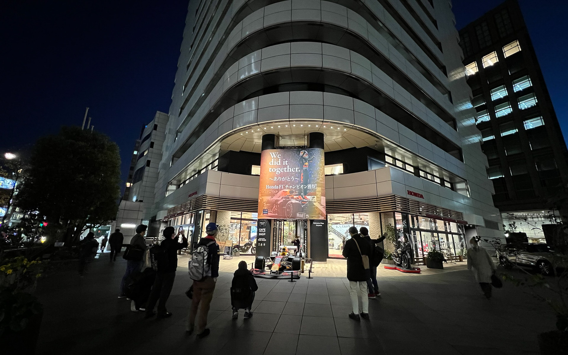 帰宅前のひととき、ホンダ本社前では記念写真を撮る人も