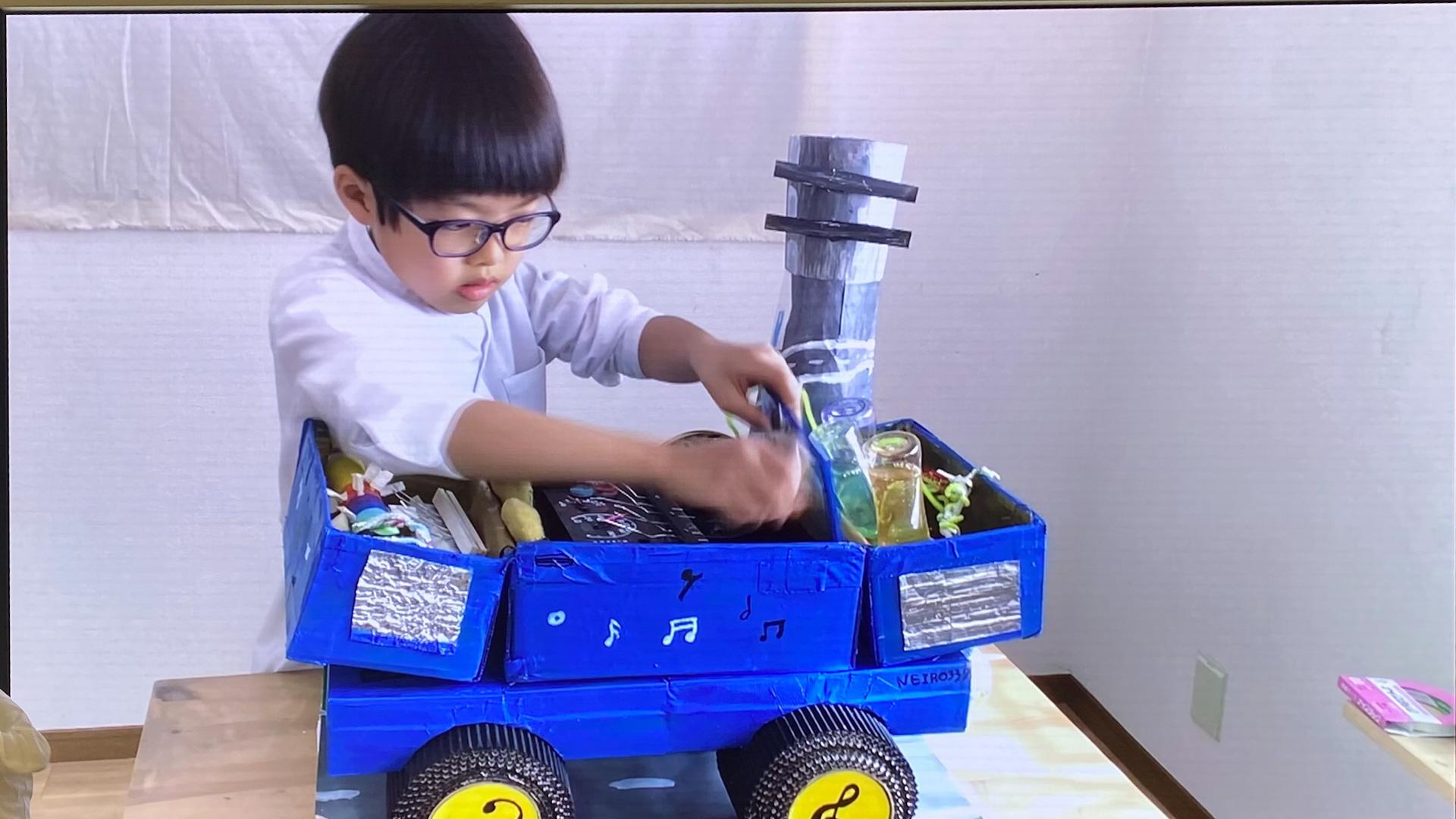 東京都の小学3年生・前田朔矢さんの作品「音楽パワーで走る自動車」のプレゼンは、いろんな仕掛けがあって審査員もビックリ。大きなアイディアの中に、たくさんの小さなアイディアが詰まっていて、楽しみながら作品づくりをしたことがヒシヒシと伝わってきました。今年も個性あふれるプレゼンばかりで、感動！