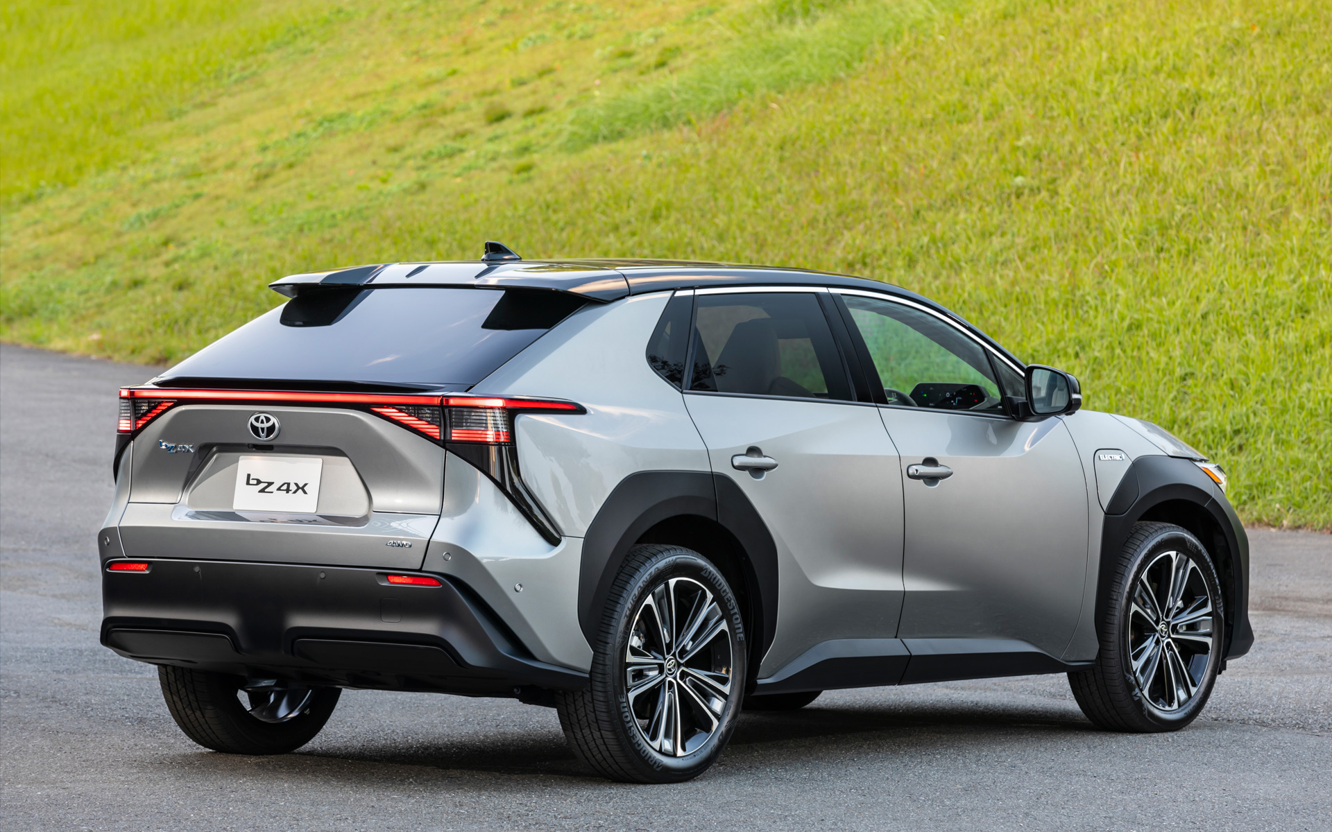 トヨタのバッテリEV「bZ4X」（プロトタイプ車両）