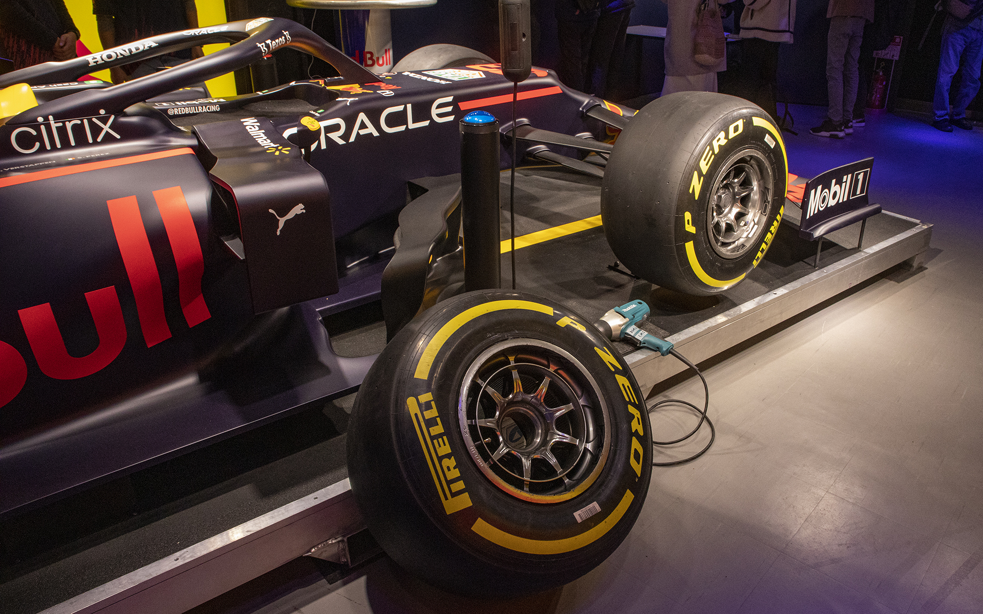 F1マシンのタイヤ交換を体験しつつ、作業タイムを競うイベント。ホイール、タイヤは本物とのこと。レンチは安全面を考慮して市販の電動工具を使用