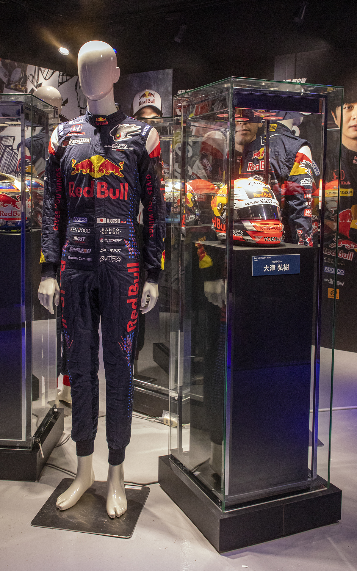 「Red Bull MUGEN TEAM Goh」大津弘樹選手のレーシングスーツとヘルメット