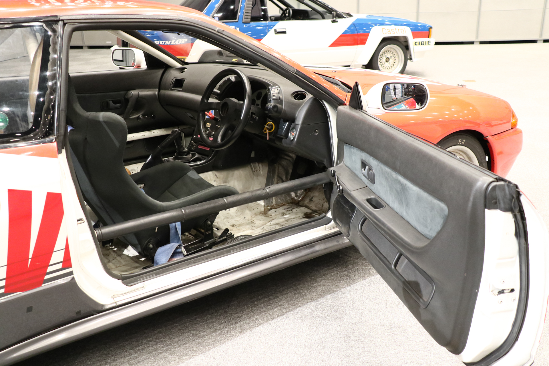 室内はロールケージが設置されている