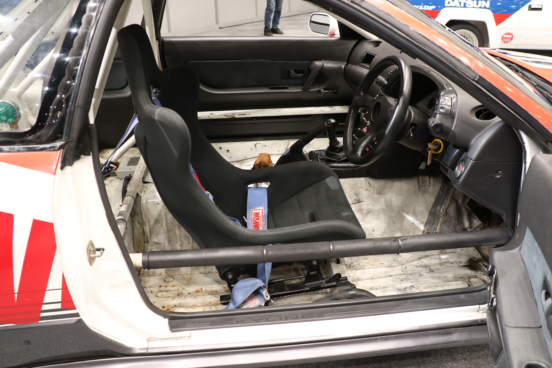 室内はロールケージが設置されている