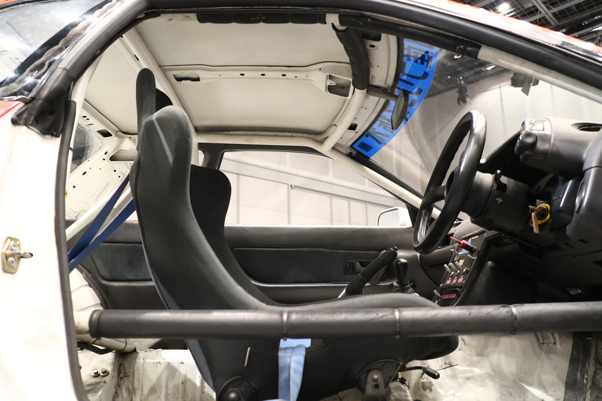 室内にはロールケージが張り巡らせられる