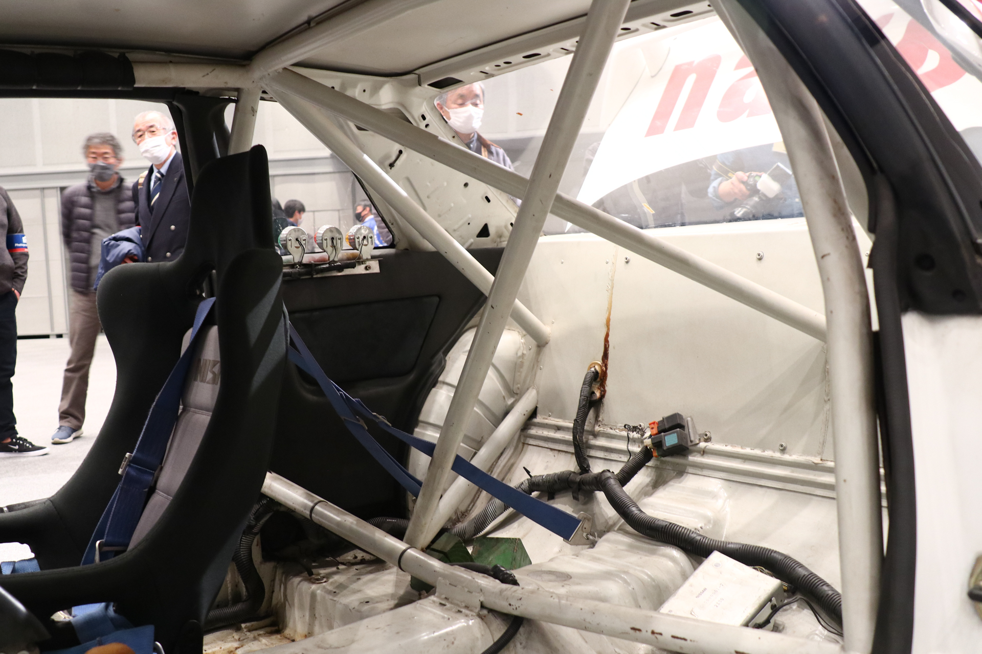 室内にはロールケージが張り巡らせられる