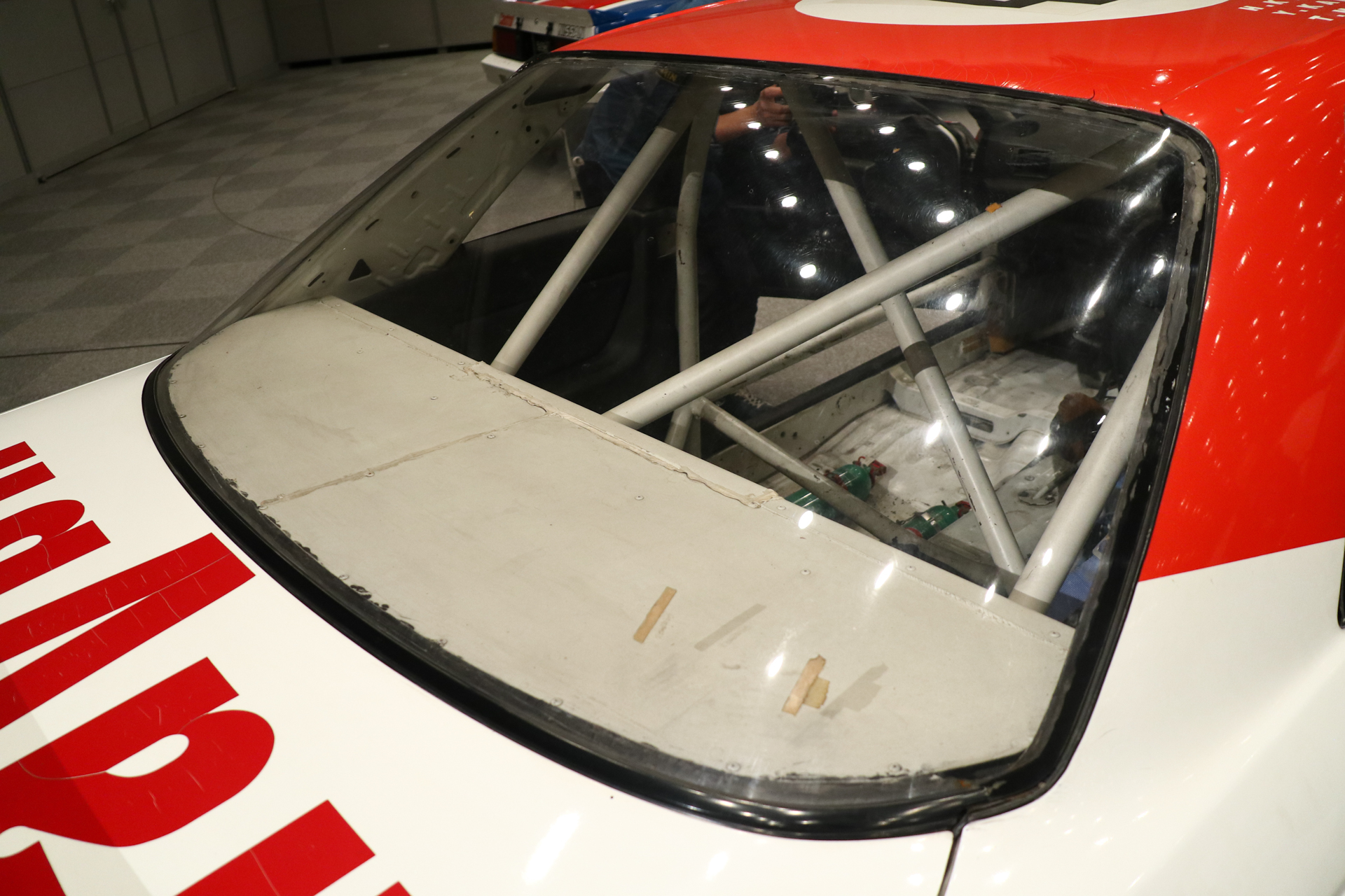 リアウィンドウなどはアクリルで作られたものに手作業で交換してある。レストアではきれいに作り直す予定だが、当時の作業の風合いを歴史として残すのはどうかというリクエストもある