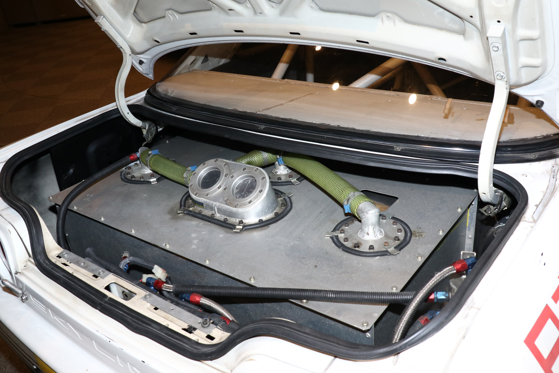 トランクにはガソリンタンクがある。クイックチャージャーは小柄な人では注入口のばねで押し返されてしまって注入ができなかったため、社内で長身で体重のある人をチームにスカウトしてレースに帯同させたという