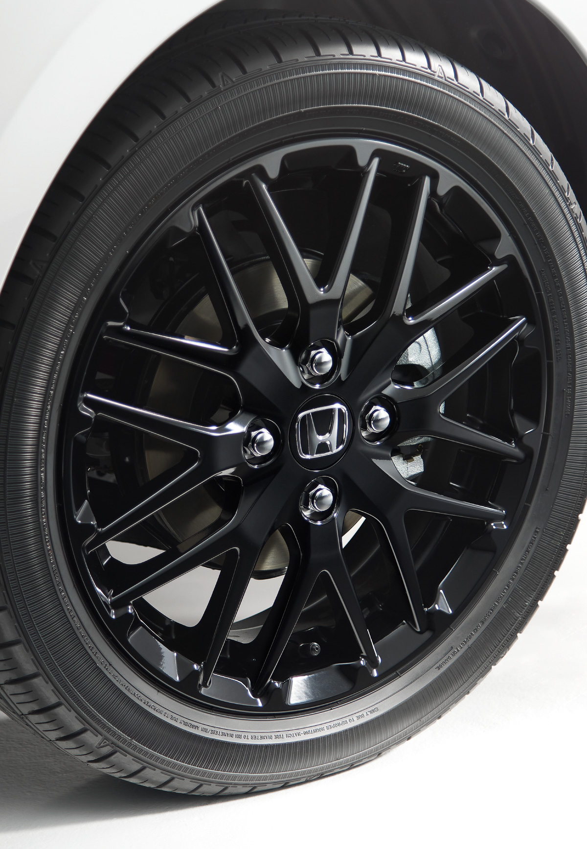 N-BOX Custom STYLE＋ BLACKではフロントグリル、リアライセンスガーニッシュなどをベルリナブラックカラーとし、エンブレムやアルミホイールにも専用のブラック塗装を施した