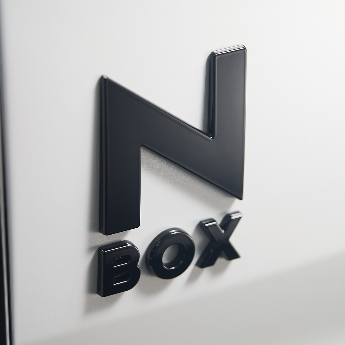 N-BOX Custom STYLE＋ BLACKではフロントグリル、リアライセンスガーニッシュなどをベルリナブラックカラーとし、エンブレムやアルミホイールにも専用のブラック塗装を施した