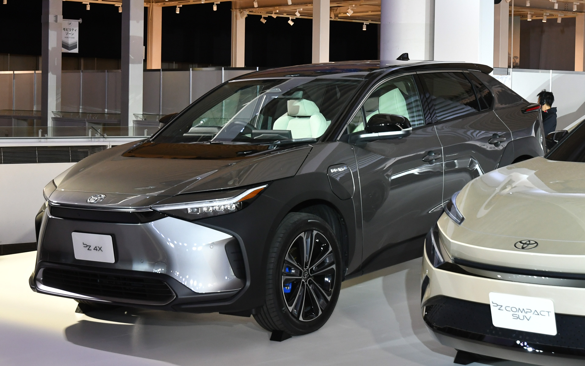 会場に展示された「bz4X」。発売は2022年なかばを予定、半年ほどでお目見えする