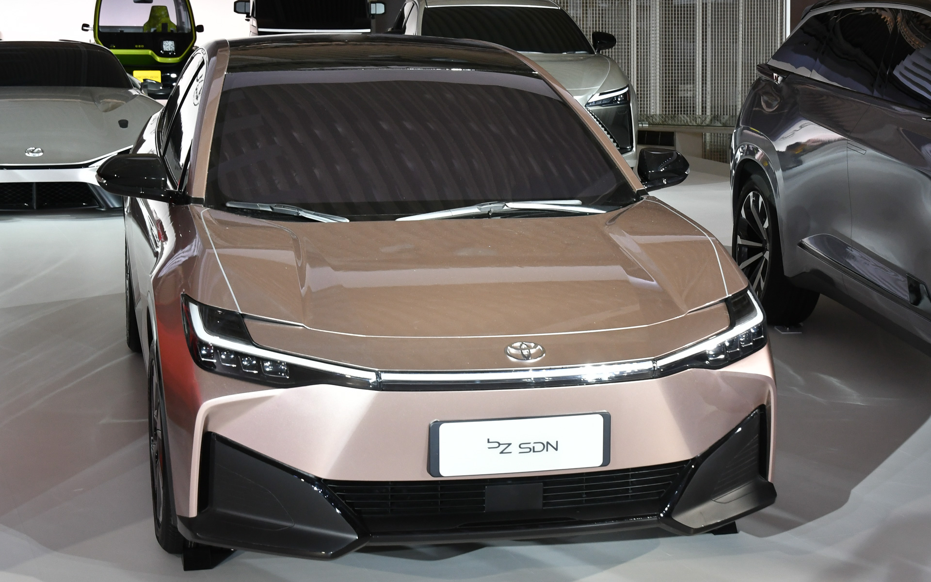 bZ SDN。名前のとおりセダンタイプのクルマ。bz4Xと同じプラットフォームだろうか？