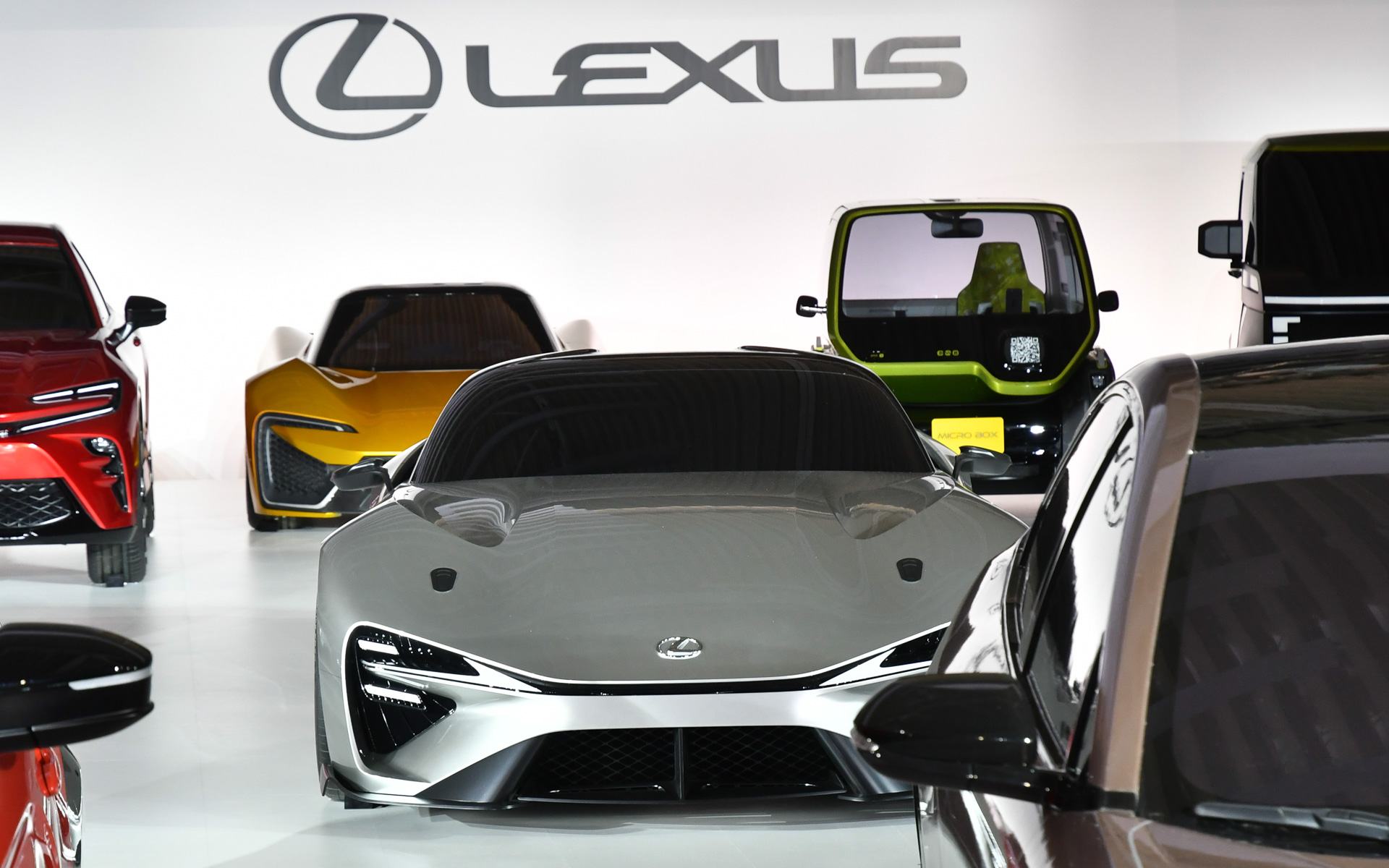 Lexus Electrified Sport。bzシリーズとはデザインテイストが全く異なるレスサスのスポーツカー。ボンネットの低い箇所の空気の流れを、ルーフに導くなどの空力配慮も見て取れる