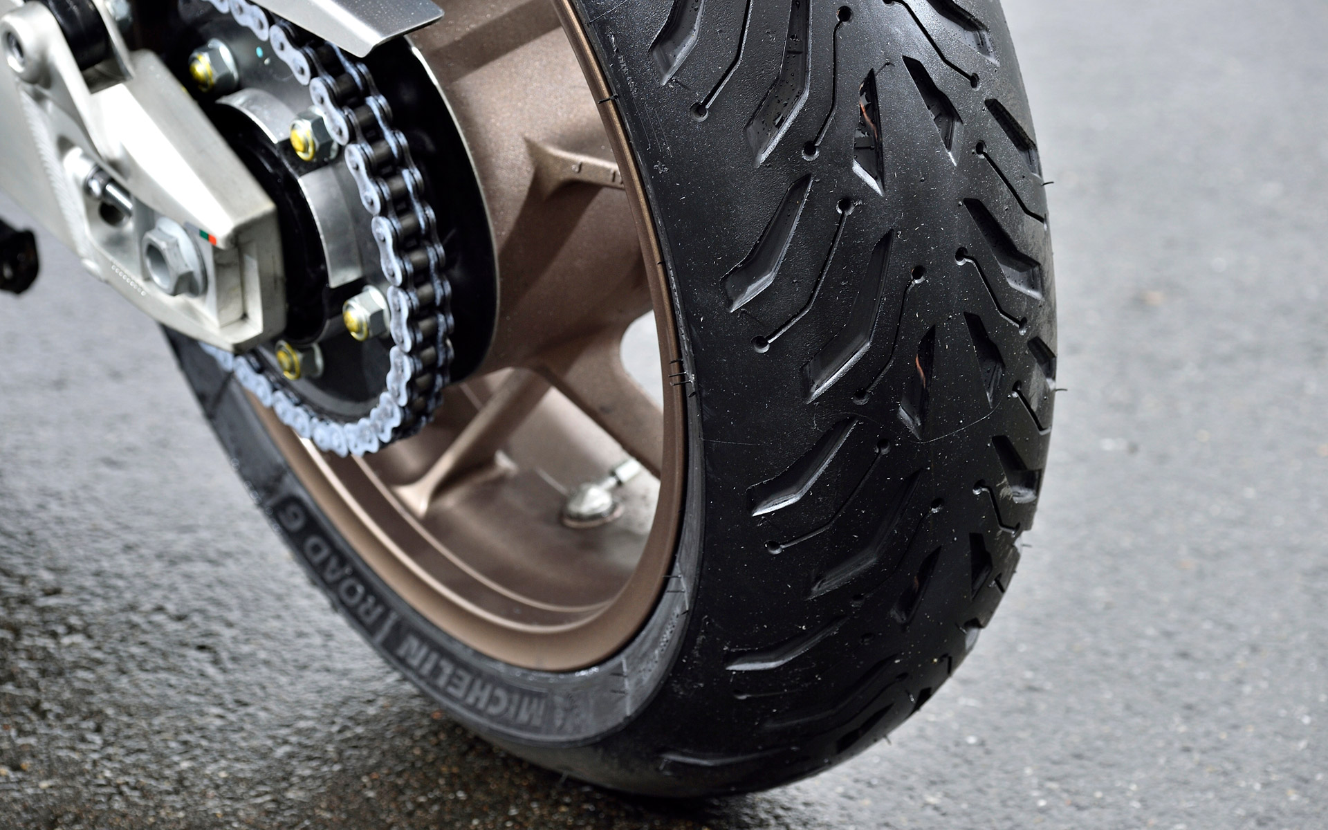 溝は見た目でも明らかに拡大している