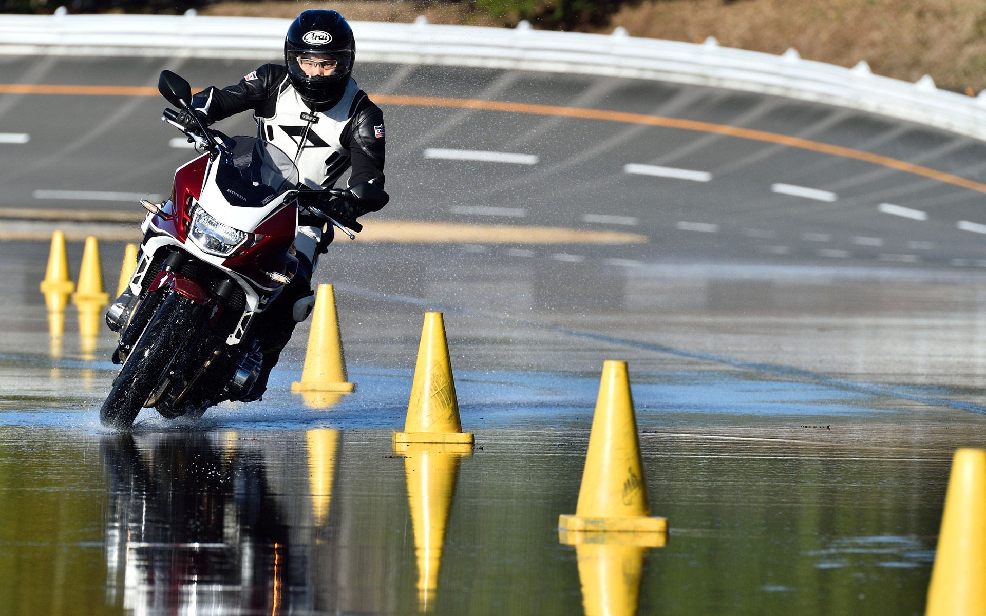 ウェット路面、ドライ路面の両方のシチュエーションを試せるテストコースへ