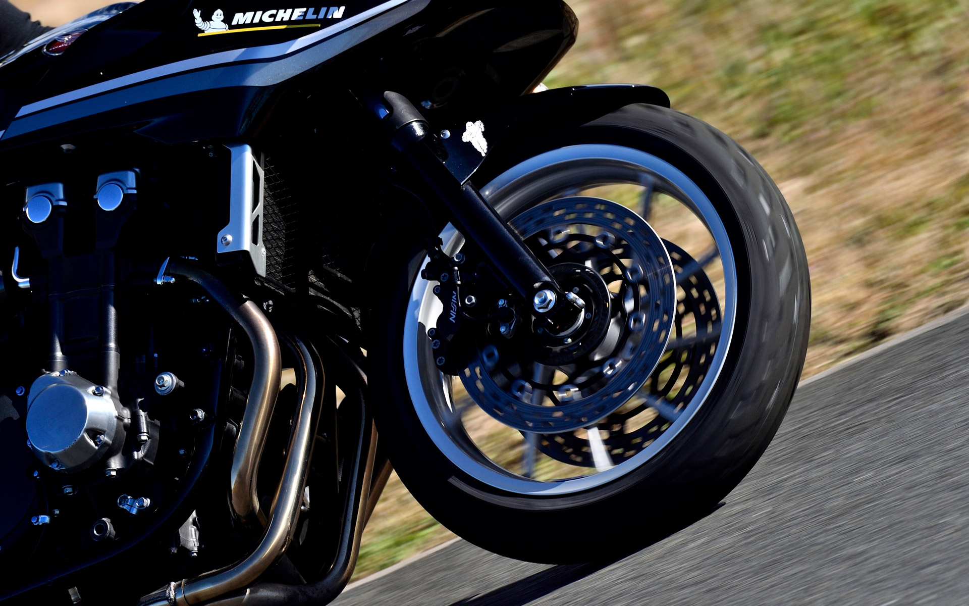 フロントは頼りなく、コーナー侵入時に不安感を抱くことも