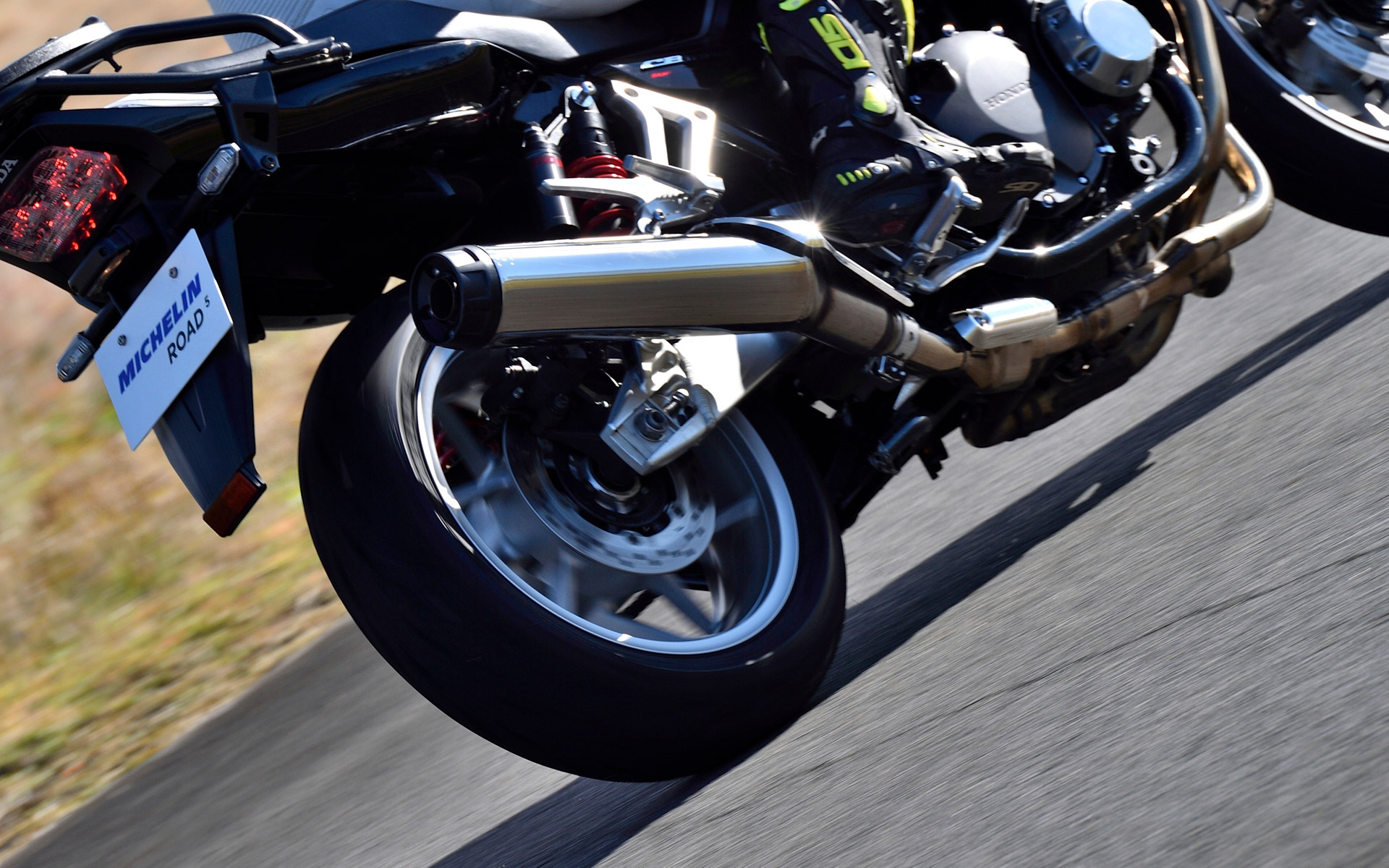 リアは立ち上がりで滑っている感覚があり、頼りない