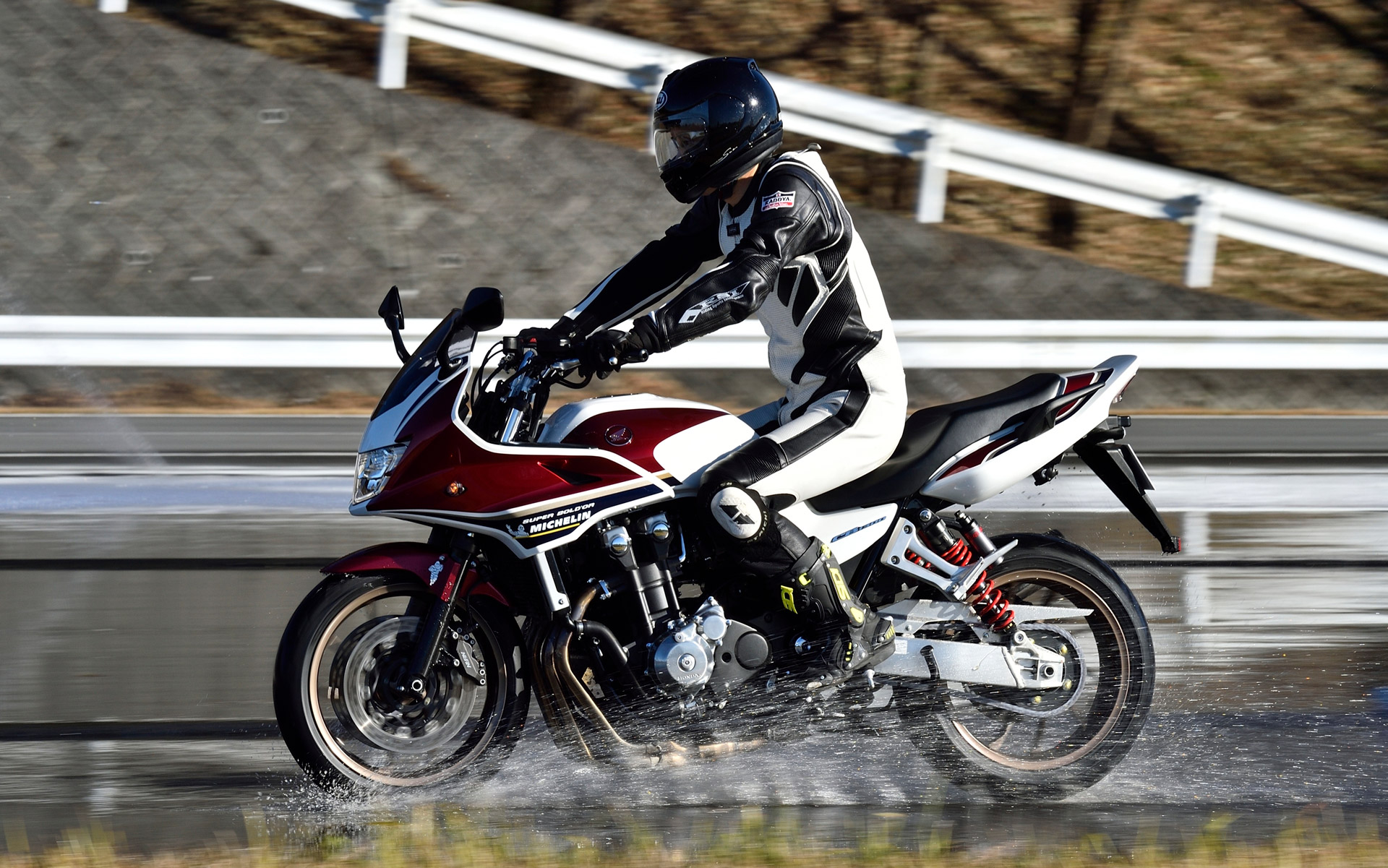 制動距離はROAD6でマイナス1～1.5メートル。うたい文句通りのウェットグリップ性能と言える