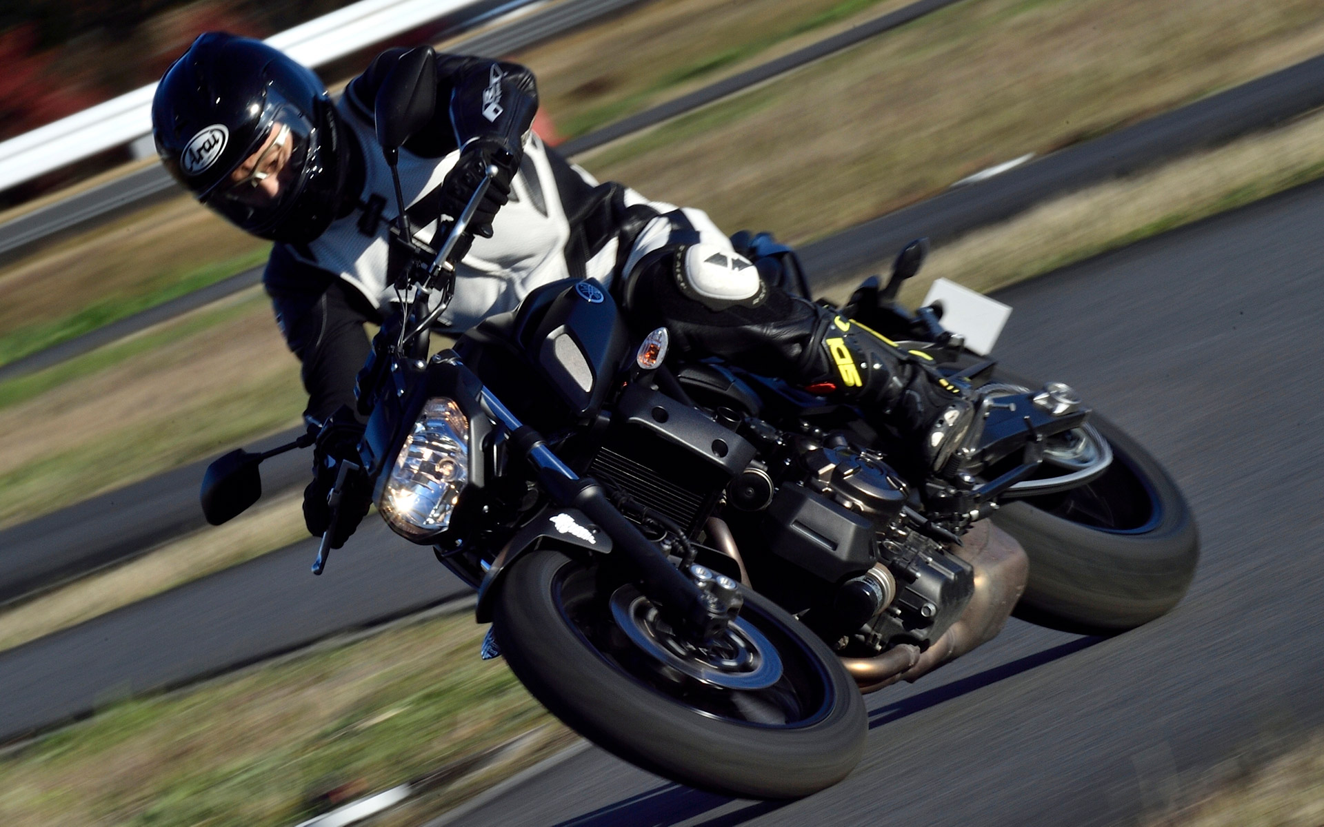 ROAD5装着車は走り始めの接地感が薄い。目線も下がりがちに