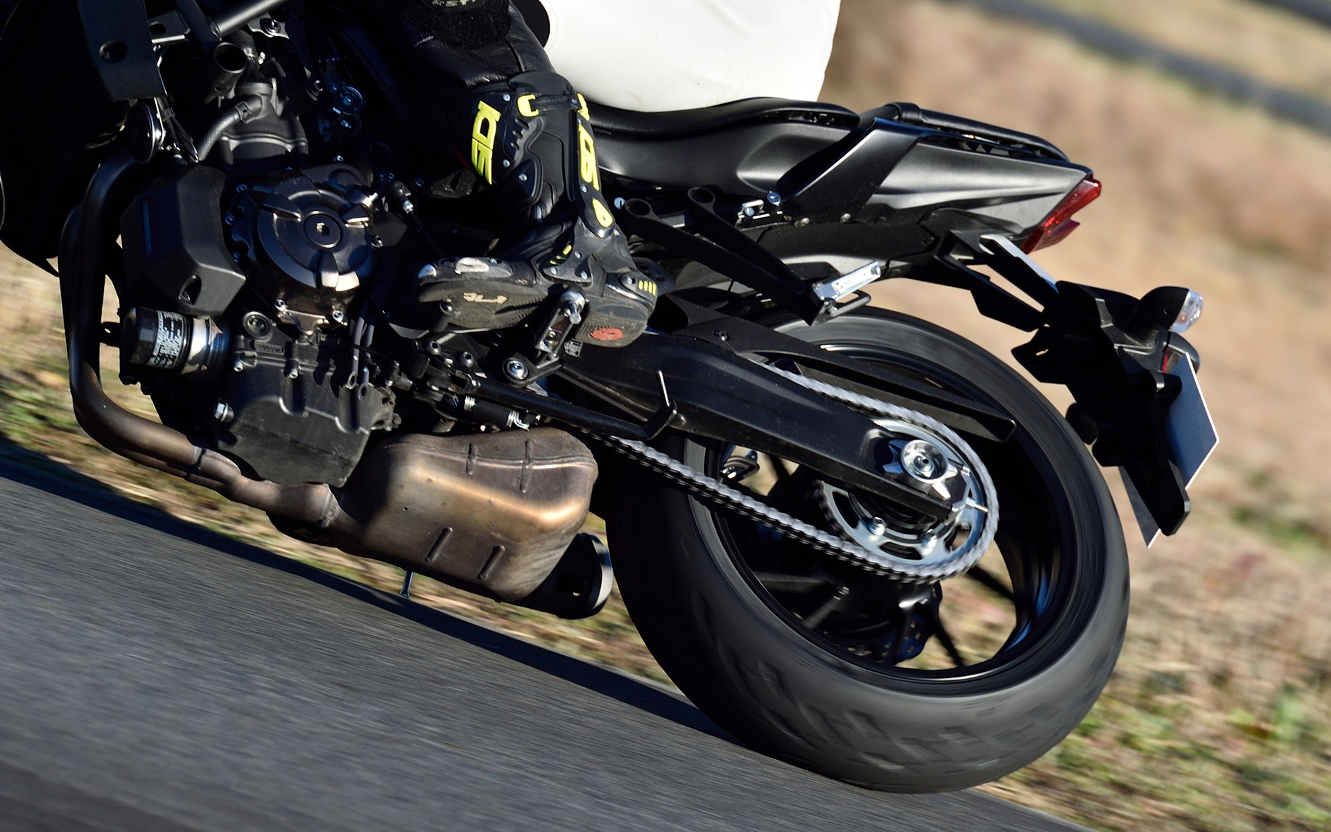 ROAD5は温まればグリップ感は出てくるが、思い切ってバンクしにくい