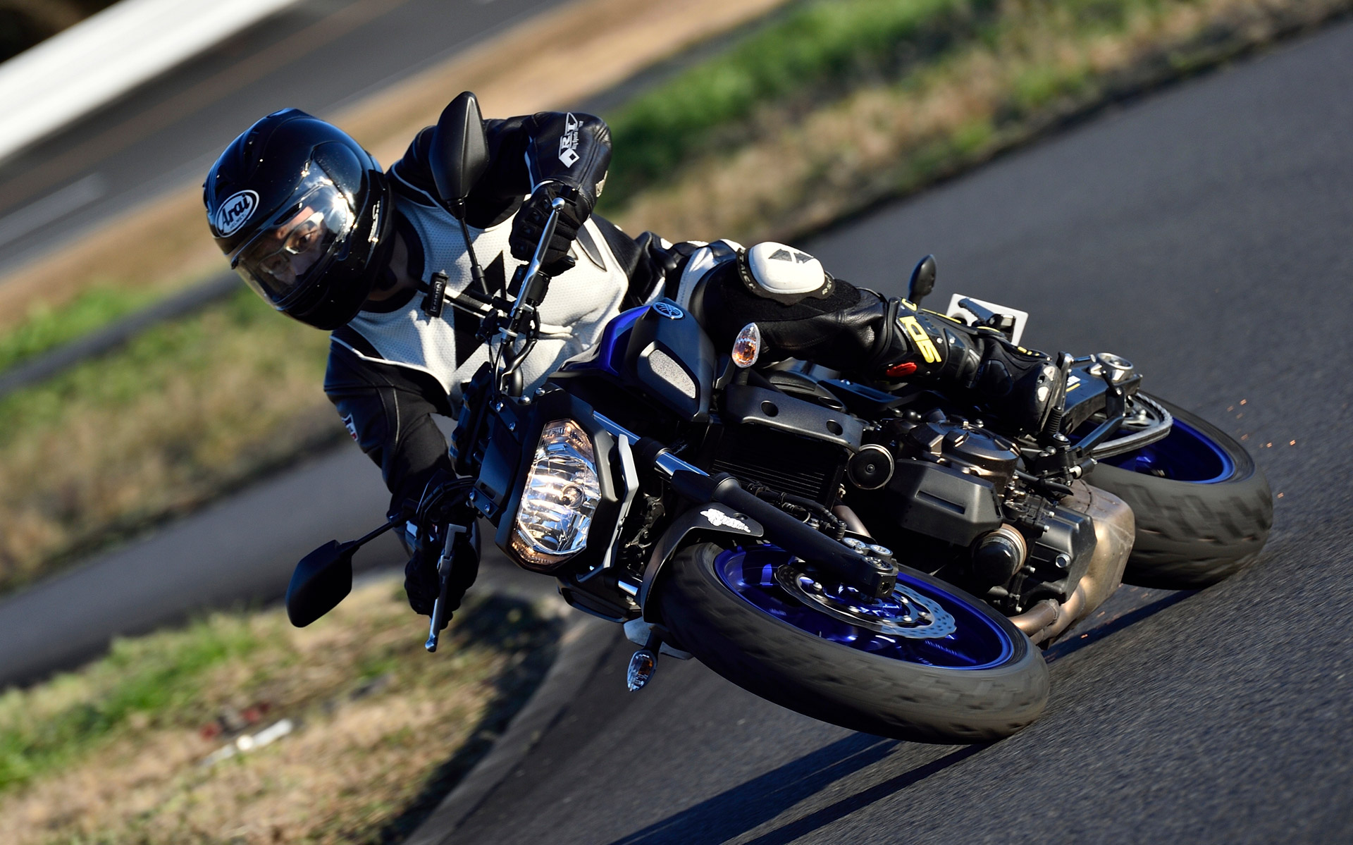 ROAD6のMT-07に乗り換え。すぐにバンクセンサーを擦るまで倒し込める