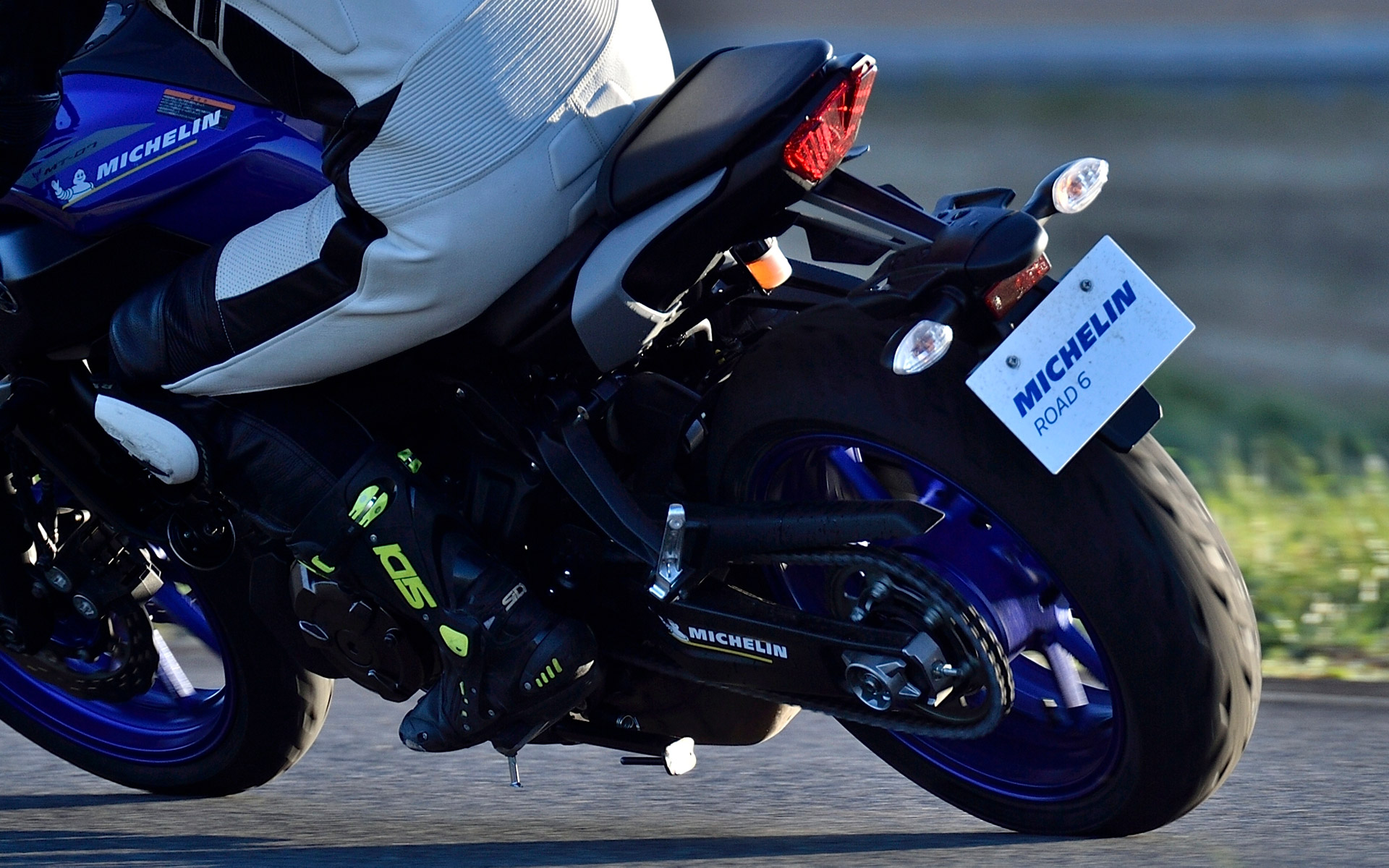 2気筒のトルクフルな特性を活かした加速にもついてくる