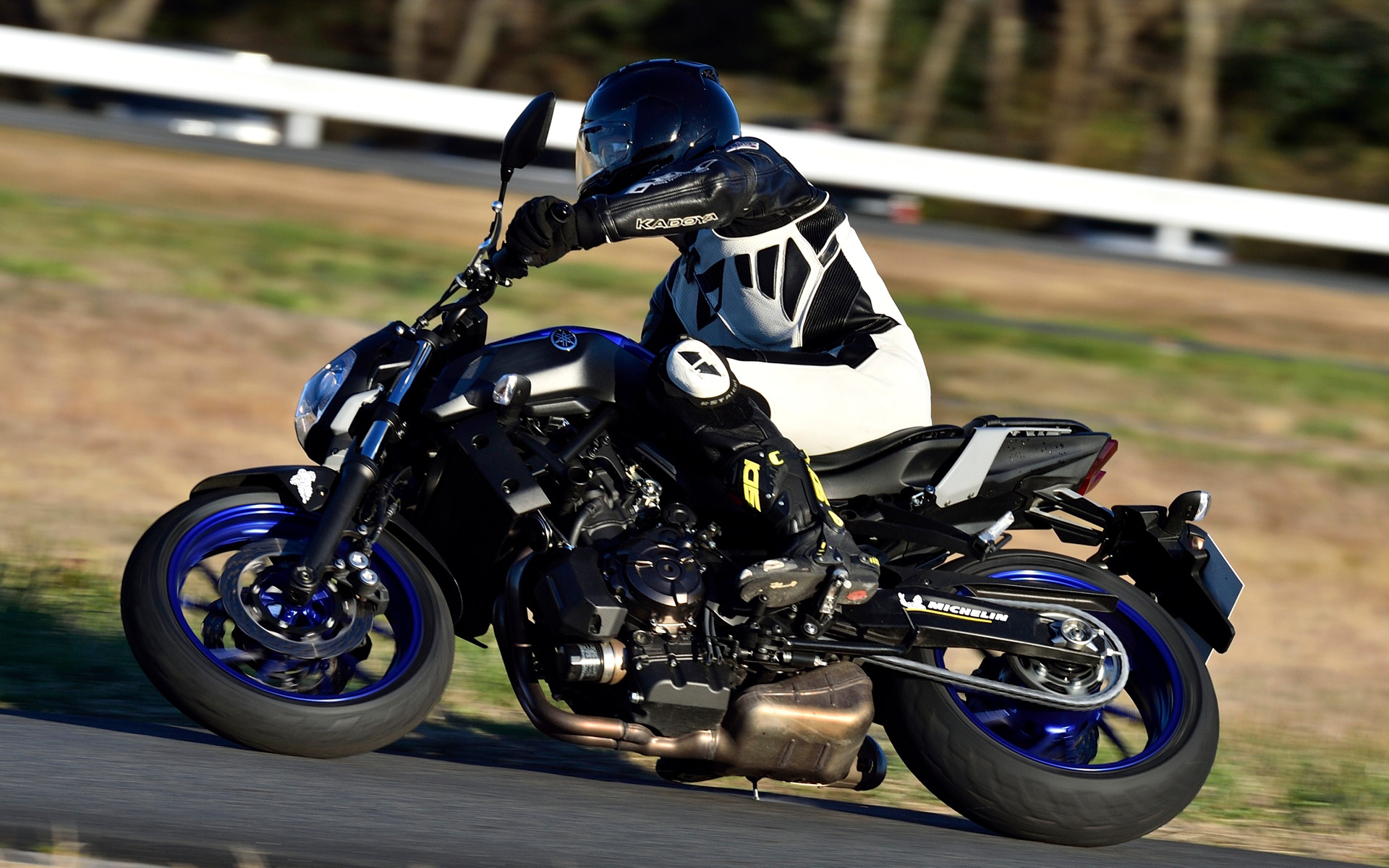 もともと機動力のあるMT-07がさらに軽快に